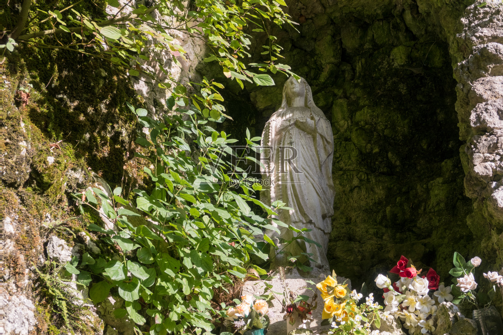 圣母玛利亚雕像在琥珀喷泉(神圣的喷泉)Szent-kút (Borostyán-kút)教堂附近的匈牙利村庄Bakonybél在匈牙利。照片摄影图片