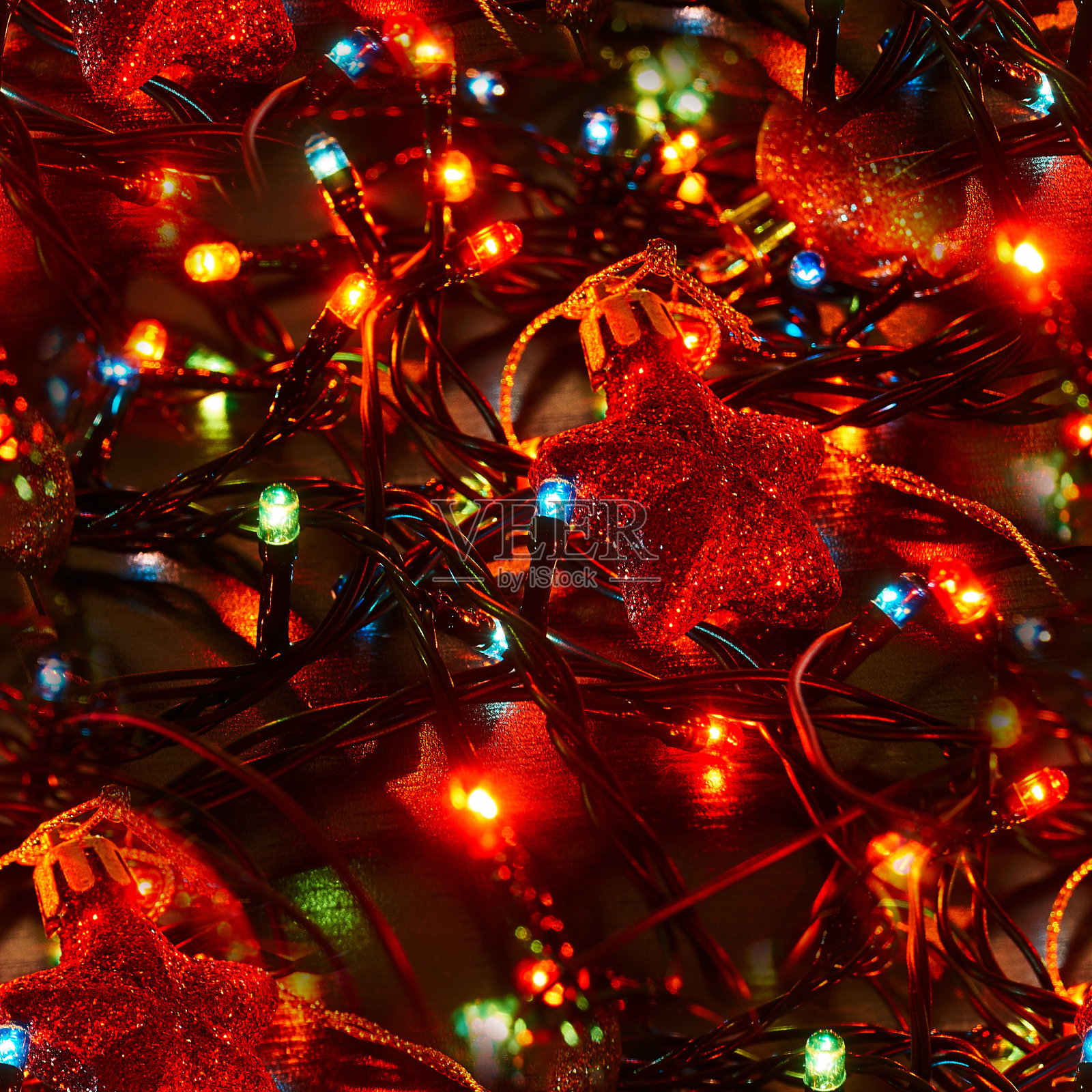 横向明亮的圣诞花环和圣诞装饰。背景构图设计理念照片摄影图片