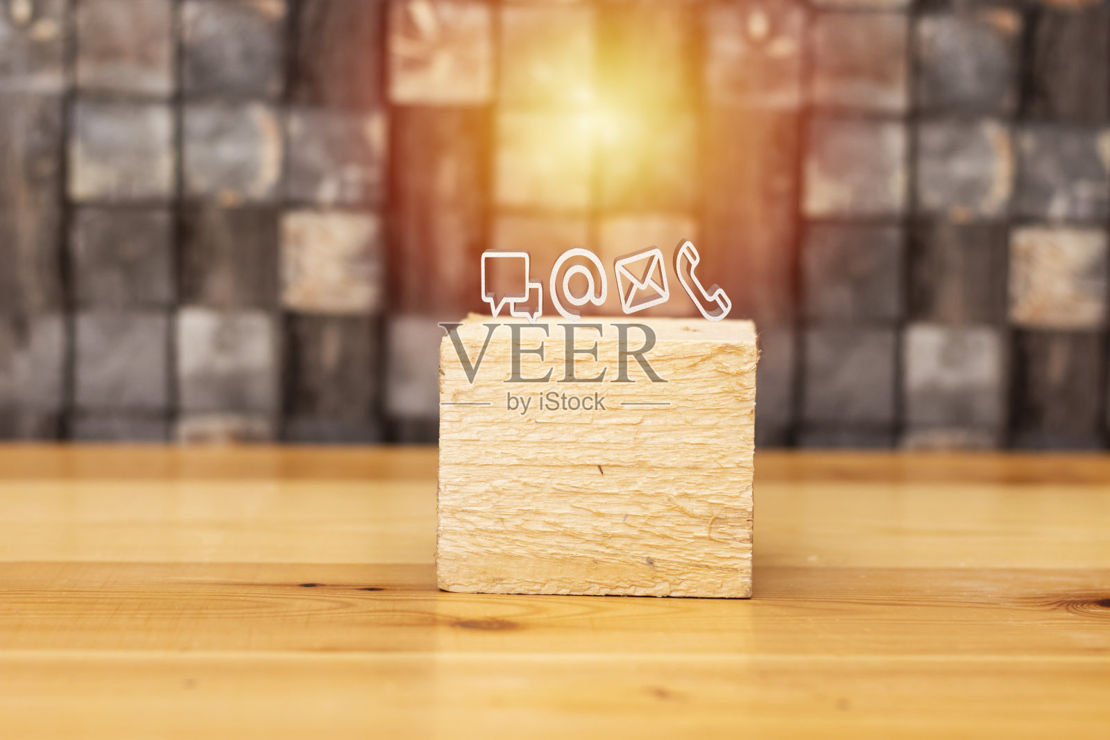 图标移动电话，邮件，电话和地址在大木方。客户服务呼叫中心联系我们的概念照片摄影图片