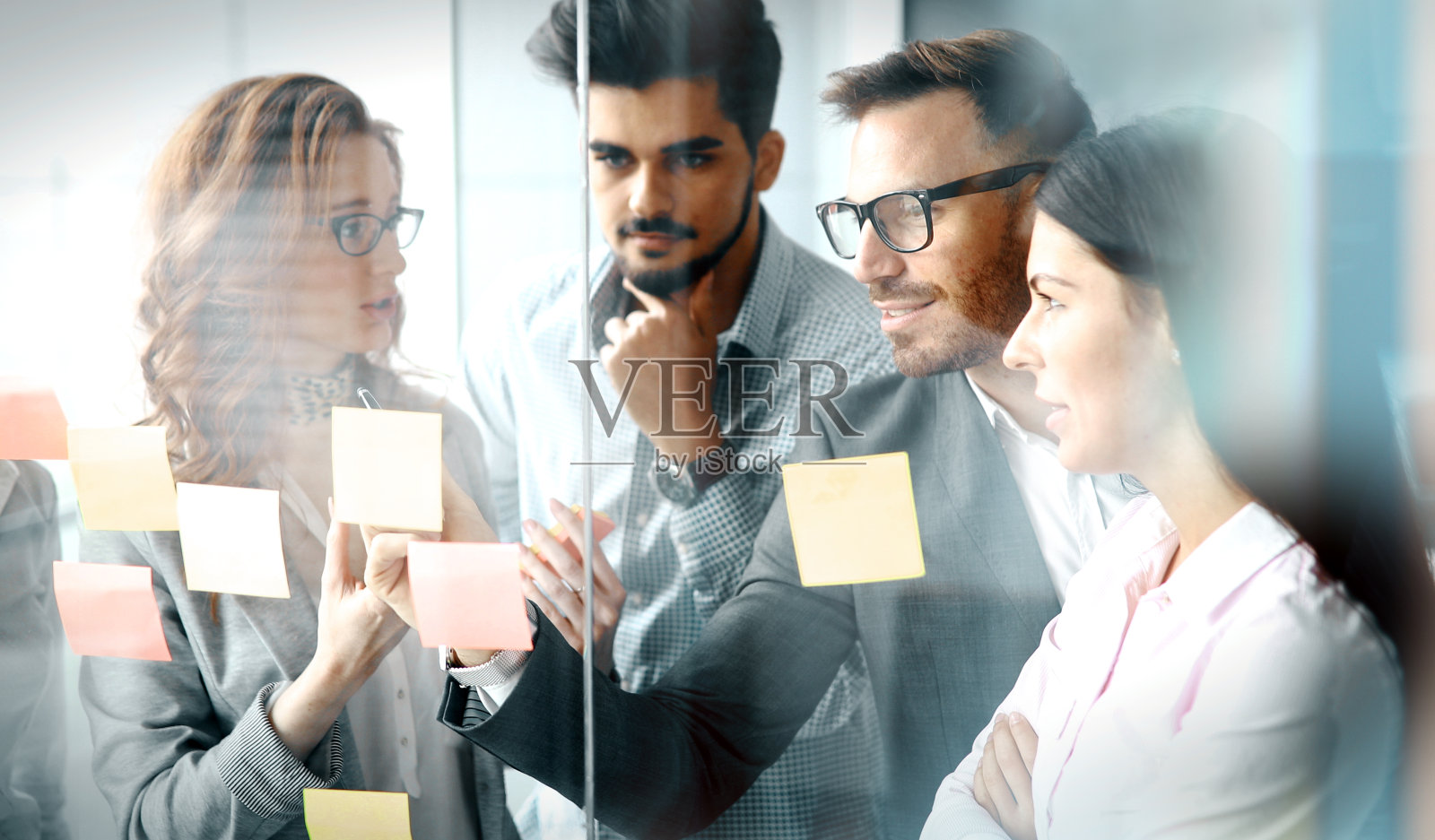 一组商务人员在商务办公室协作照片摄影图片