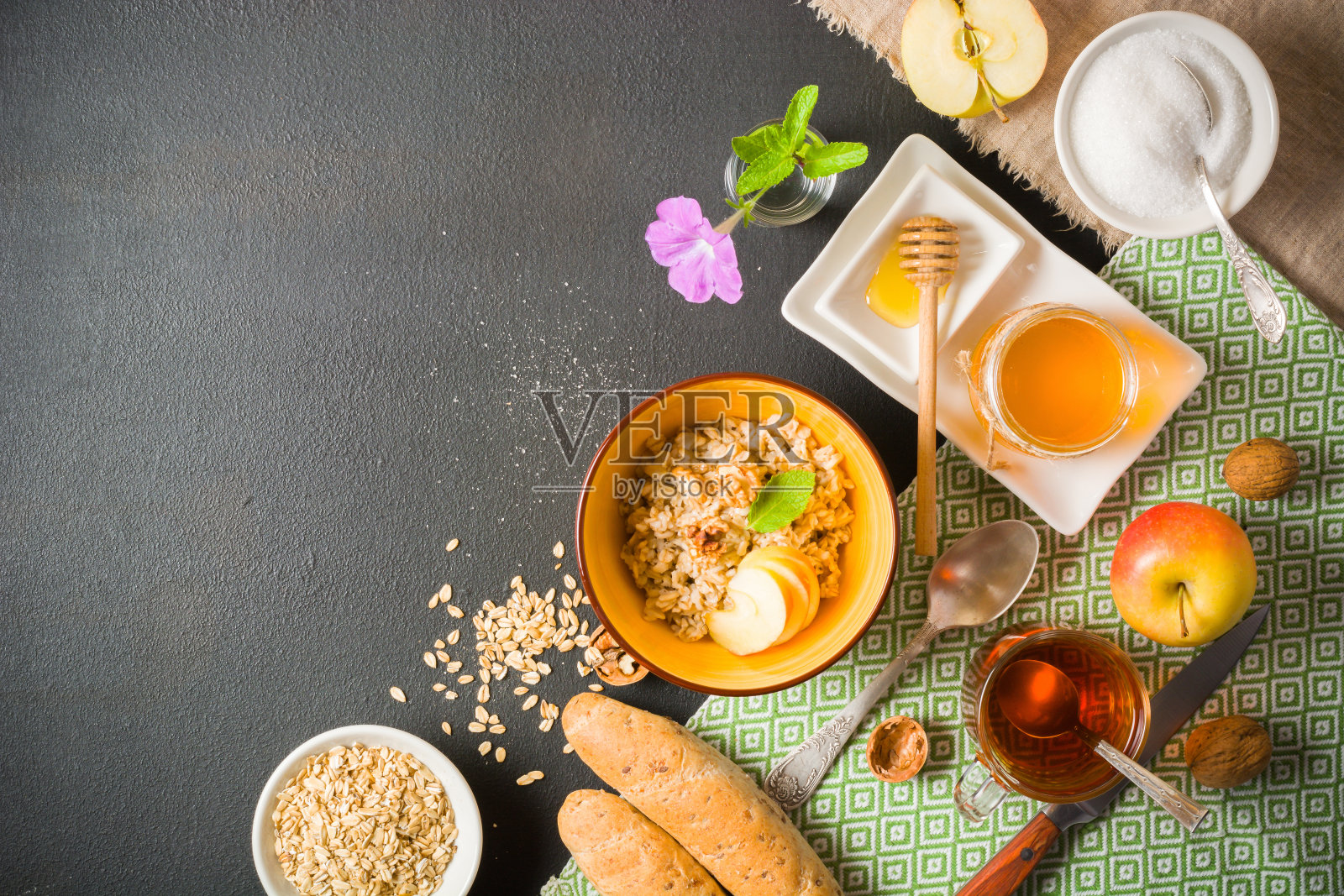 早餐吃燕麦片。清晨和健康饮食的食物。适当的营养。黑石的背景。有足够的文字空间。照片摄影图片