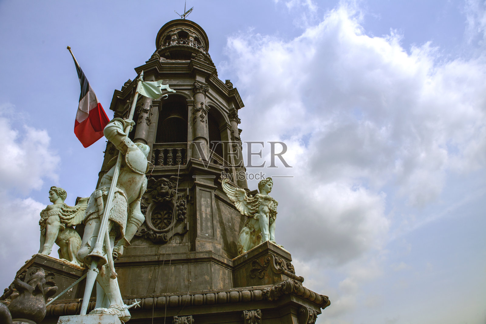 巴黎塔上有蓝天和法国国旗照片摄影图片