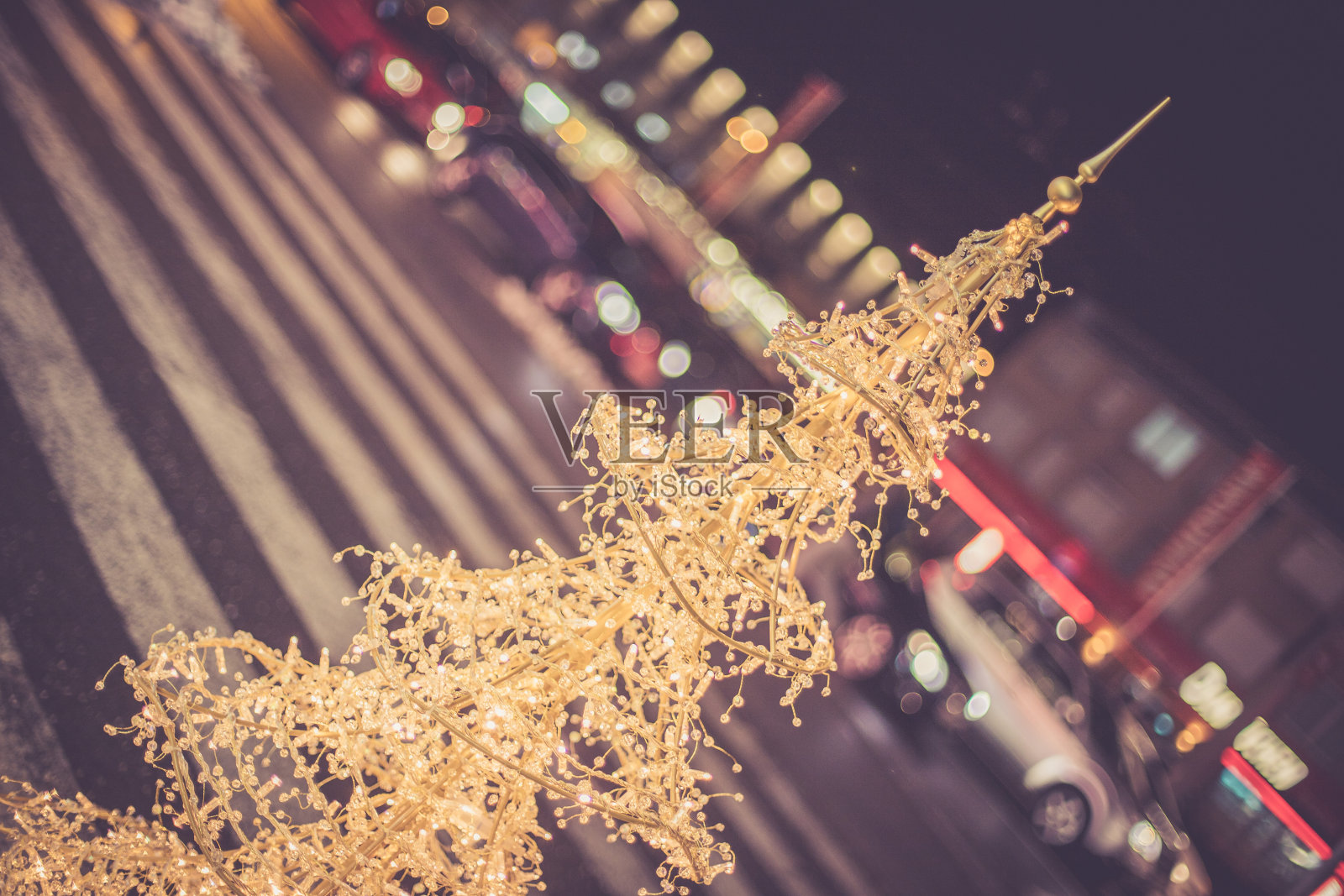 圣诞购物:购物中心前的圣诞灯饰照片摄影图片