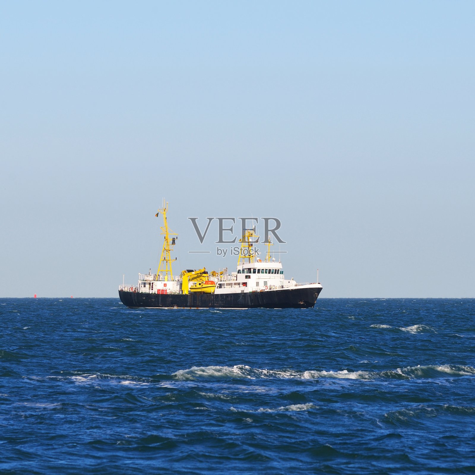 在荷兰海上航行的货船照片摄影图片