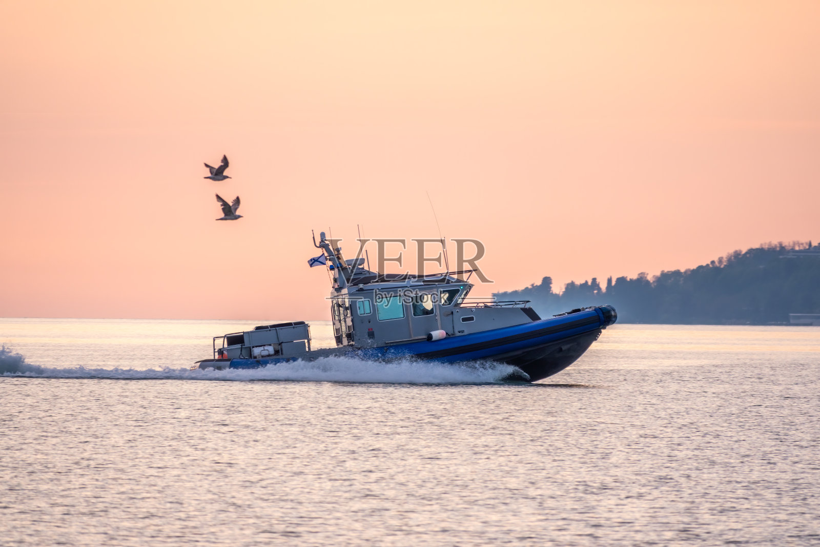 一艘海岸警卫队巡逻艇在海岸附近航行照片摄影图片