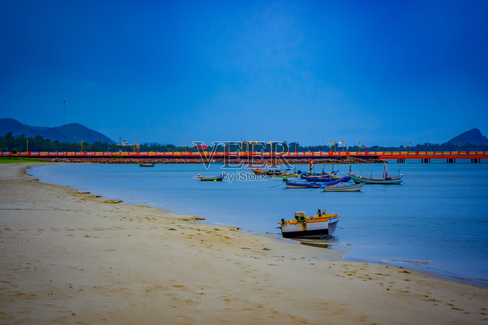 海上的小船和深蓝色的夜空背景照片摄影图片