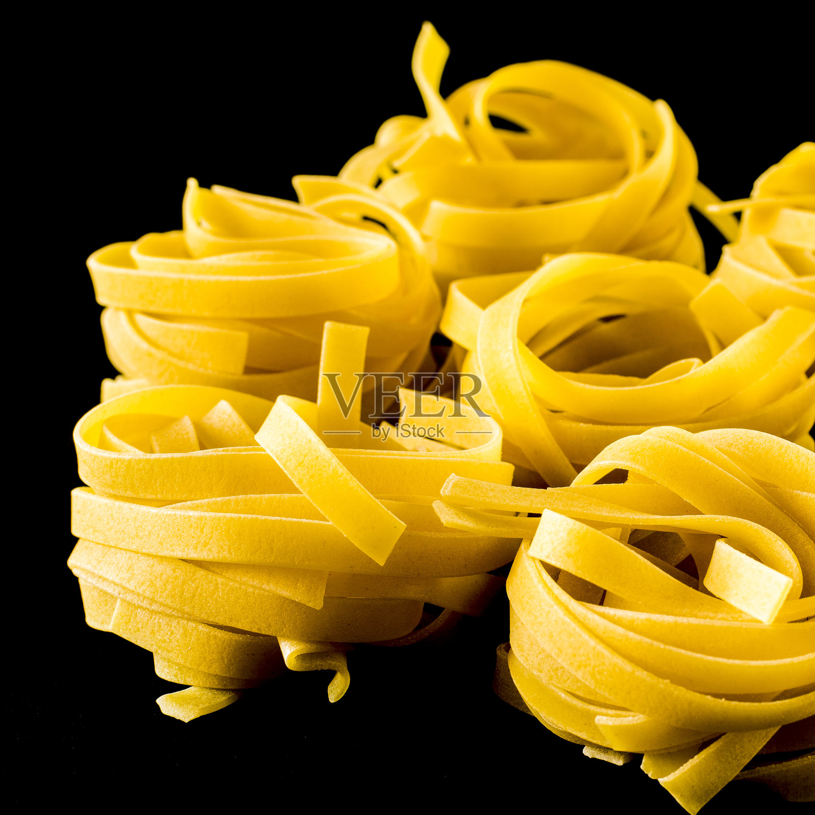 黑色背景上的生意大利面圆球照片摄影图片