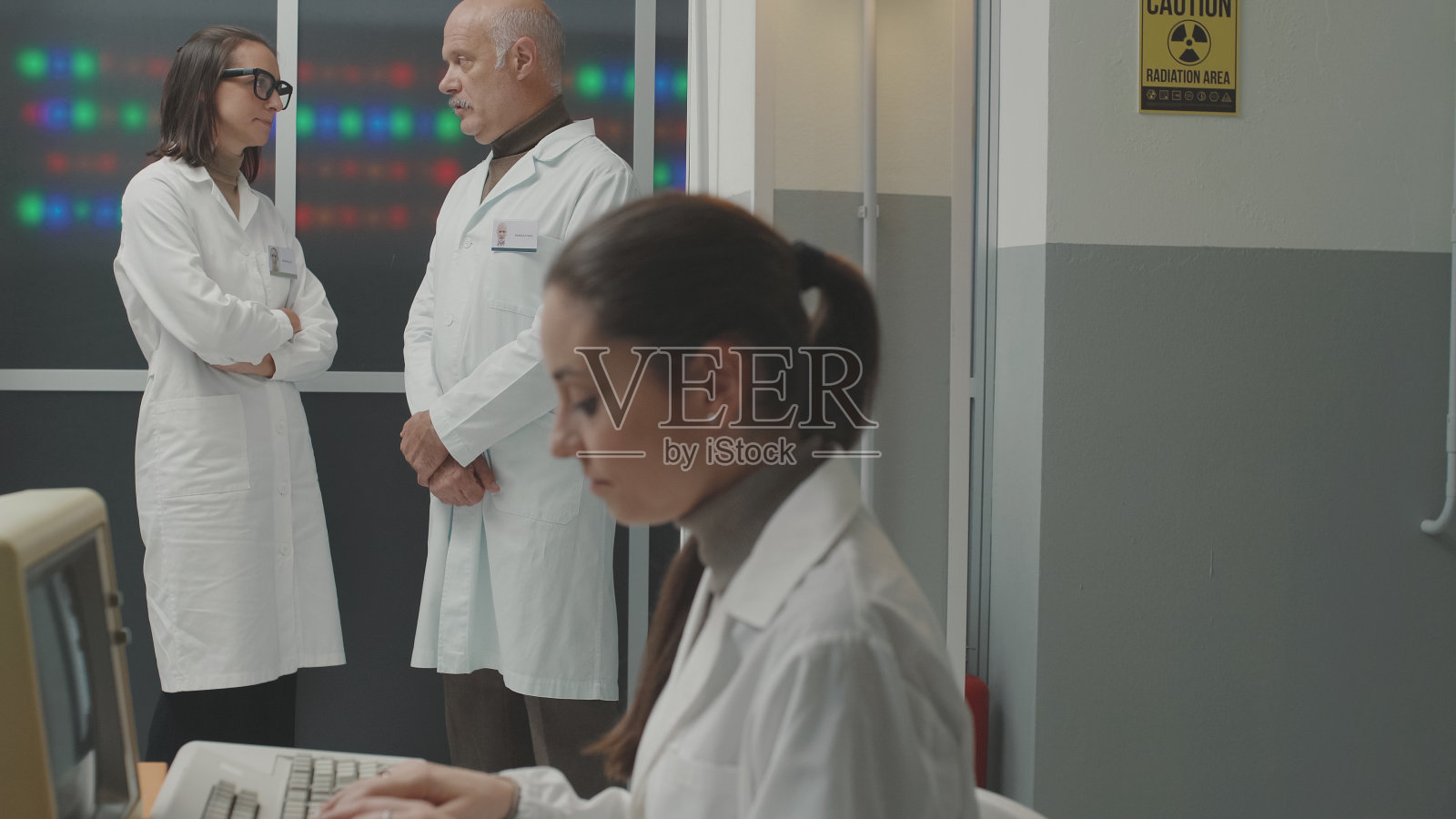 科学团队在实验室工作照片摄影图片