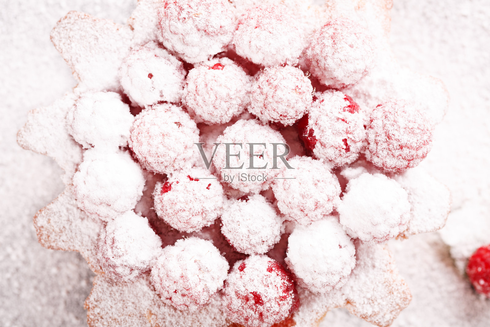 用新鲜的覆盆子装饰的松饼放在黑色的盘子上。照片摄影图片