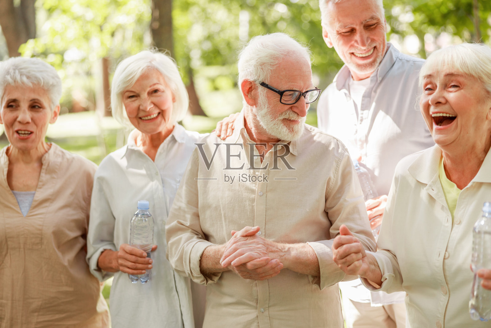 快乐的老人站在街上照片摄影图片