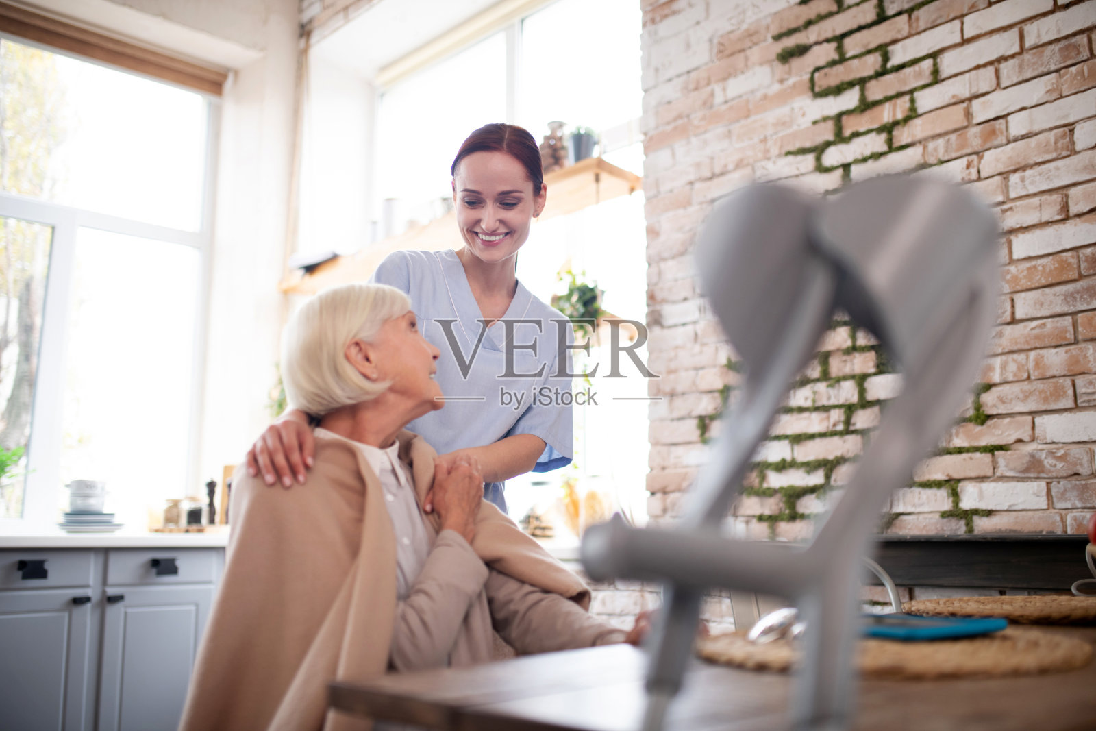 身着制服的年轻护理人员与病人交谈照片摄影图片