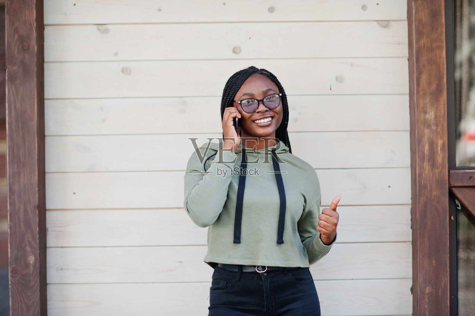 城市肖像积极年轻的黑皮肤女性照片摄影图片