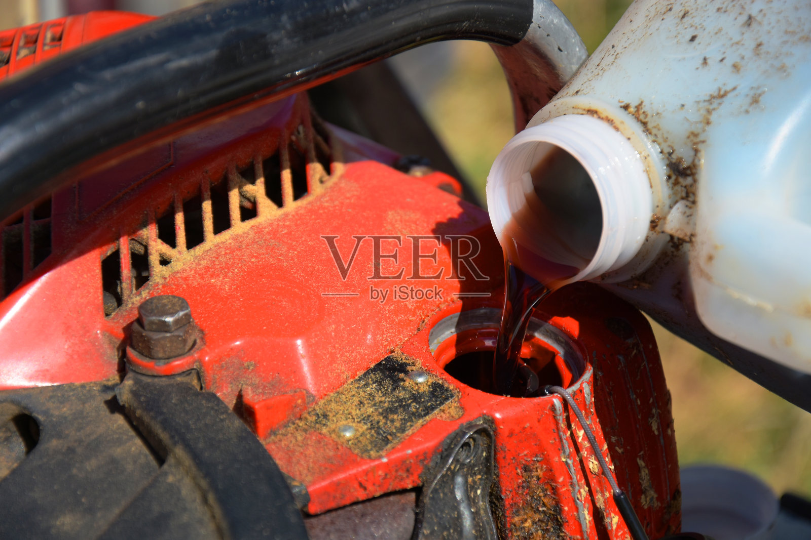 加油电锯照片摄影图片