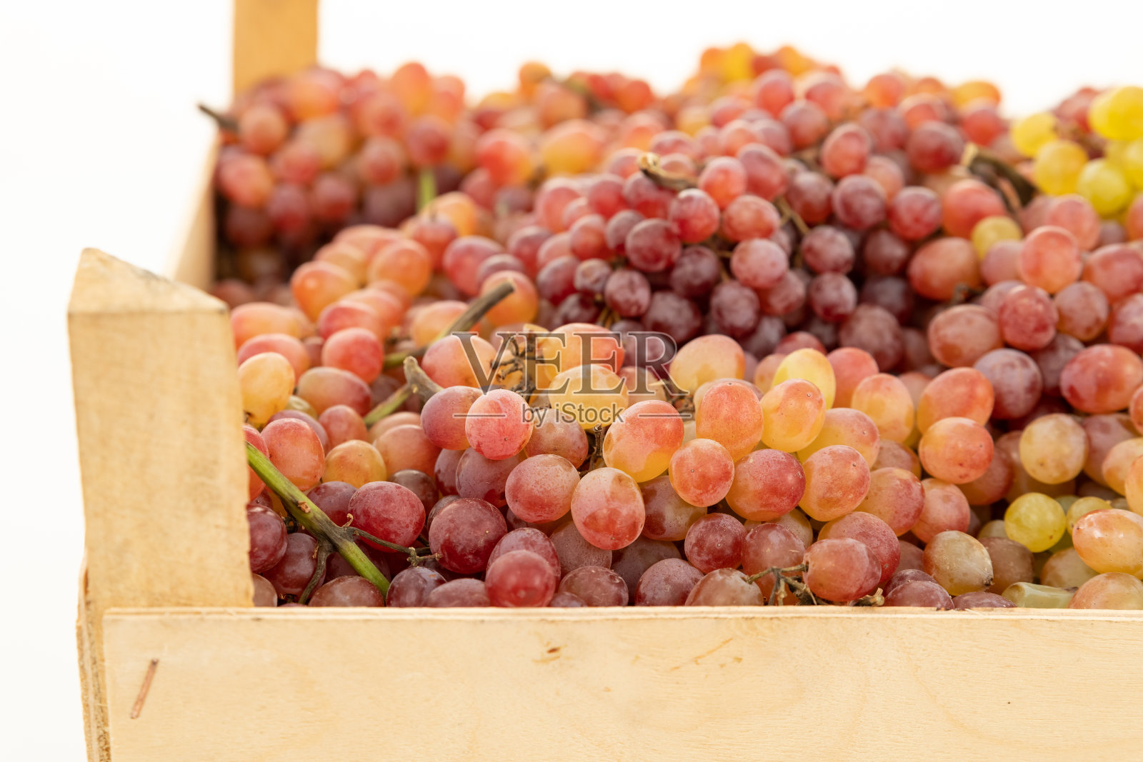 彩色的混合葡萄在木板条箱里照片摄影图片