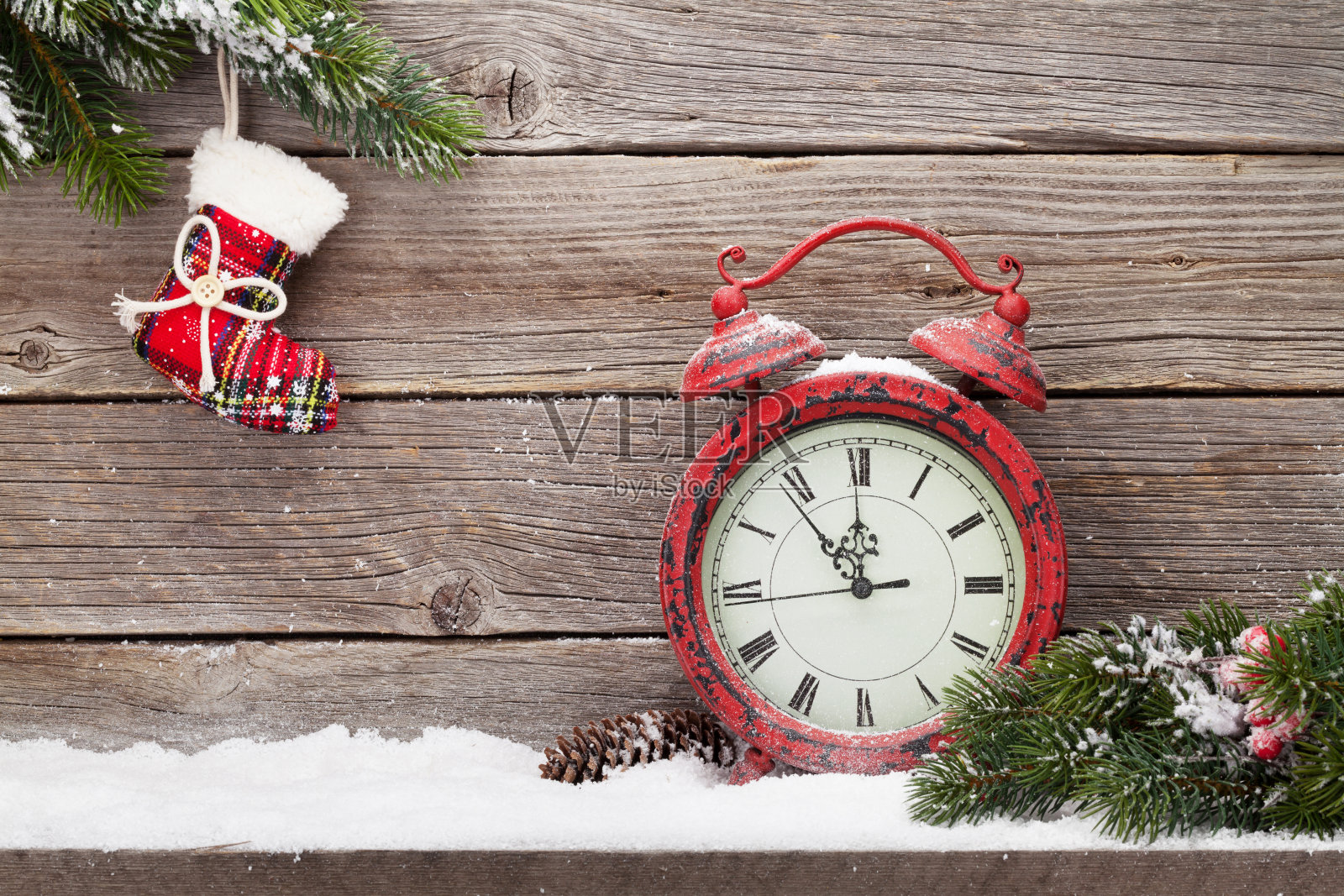 圣诞闹钟和冷杉树枝照片摄影图片