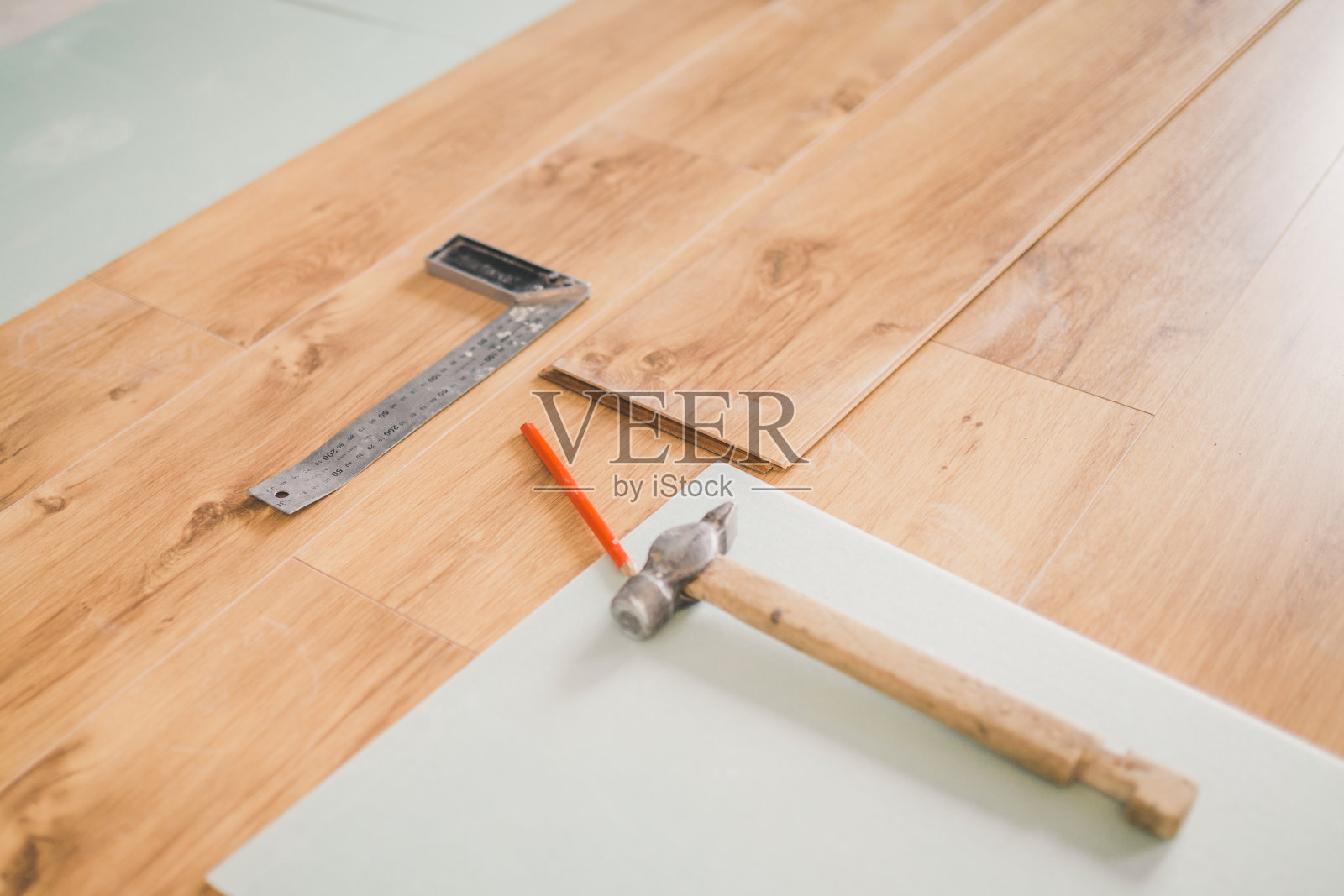在地板上铺设层压板的工具照片摄影图片