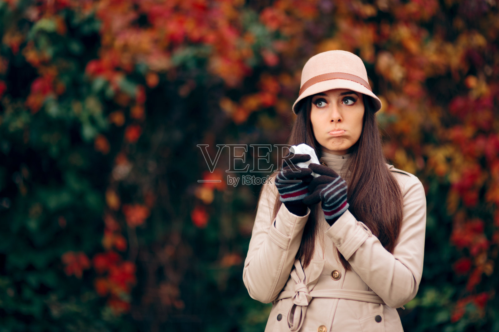 因秋季过敏而眼含泪水的女人照片摄影图片