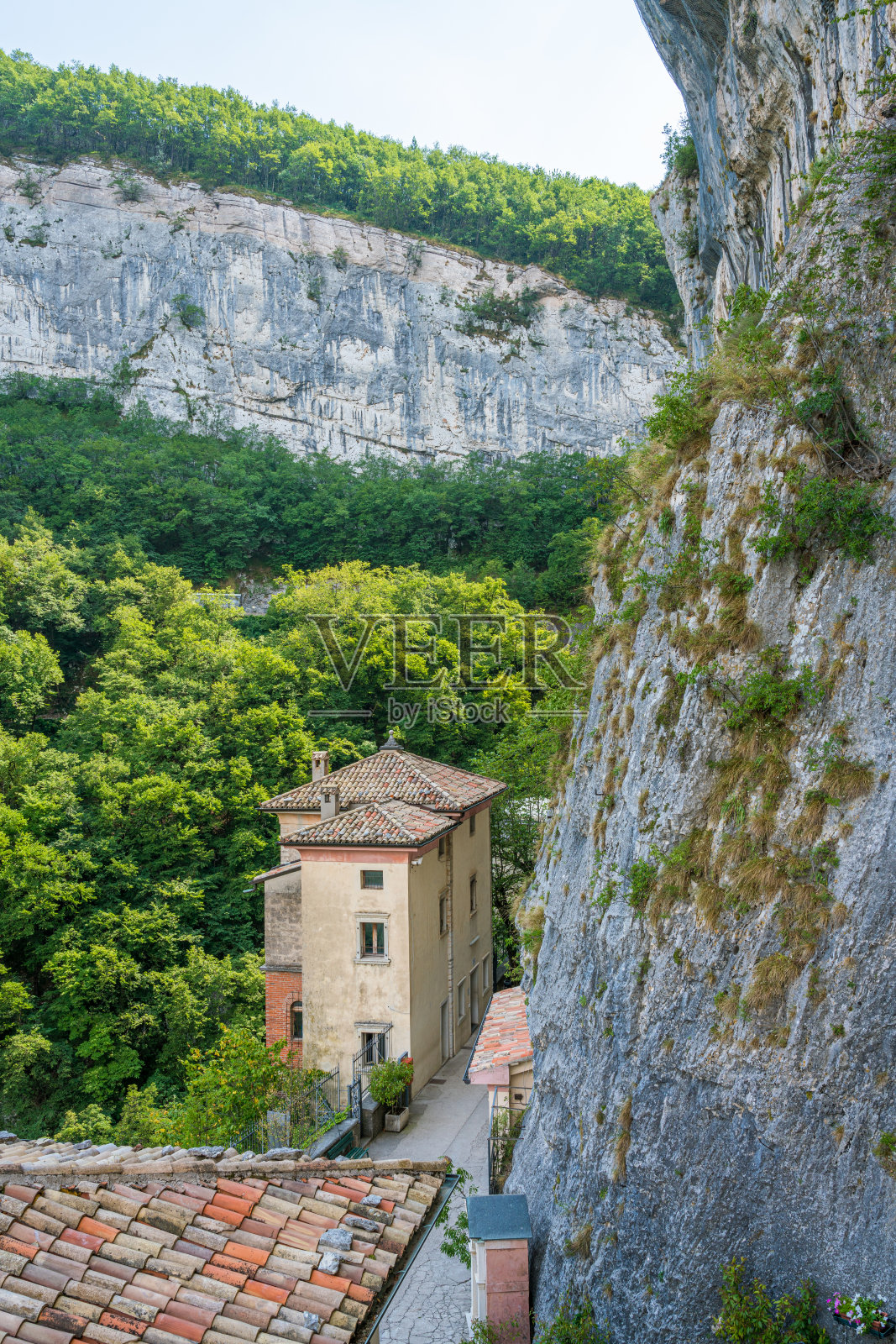 圣母德拉科罗娜圣地附近的风景优美，在维罗纳省，威尼托，意大利。照片摄影图片