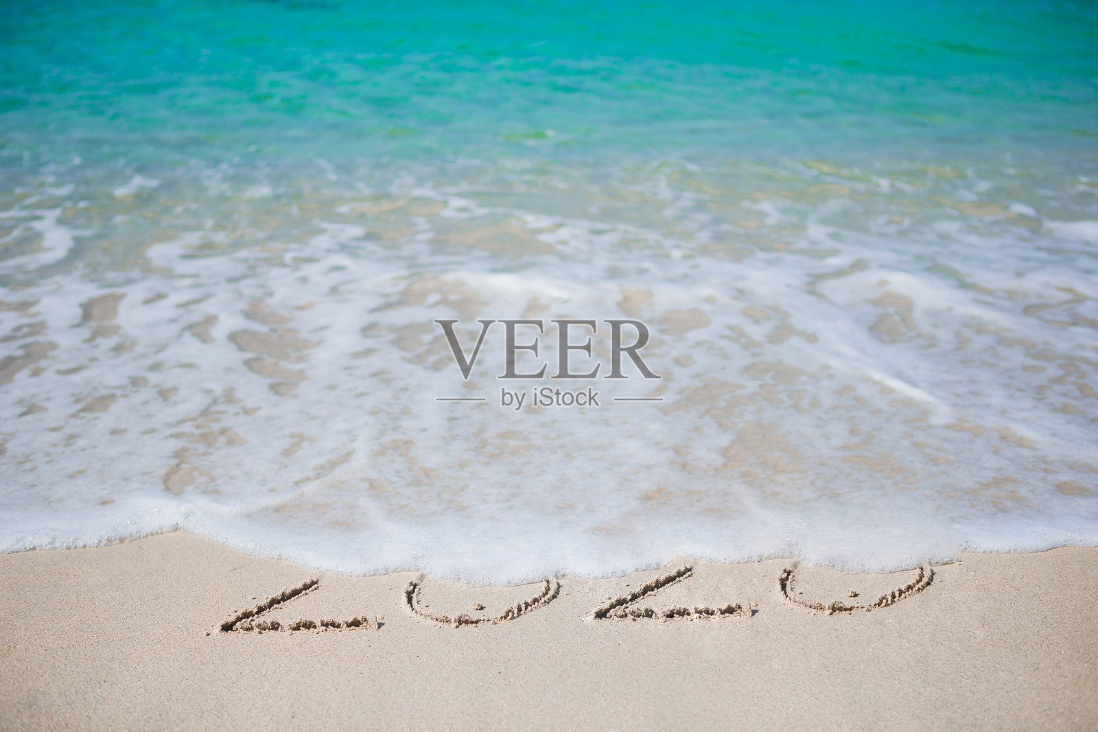 新年快乐写在白沙上照片摄影图片