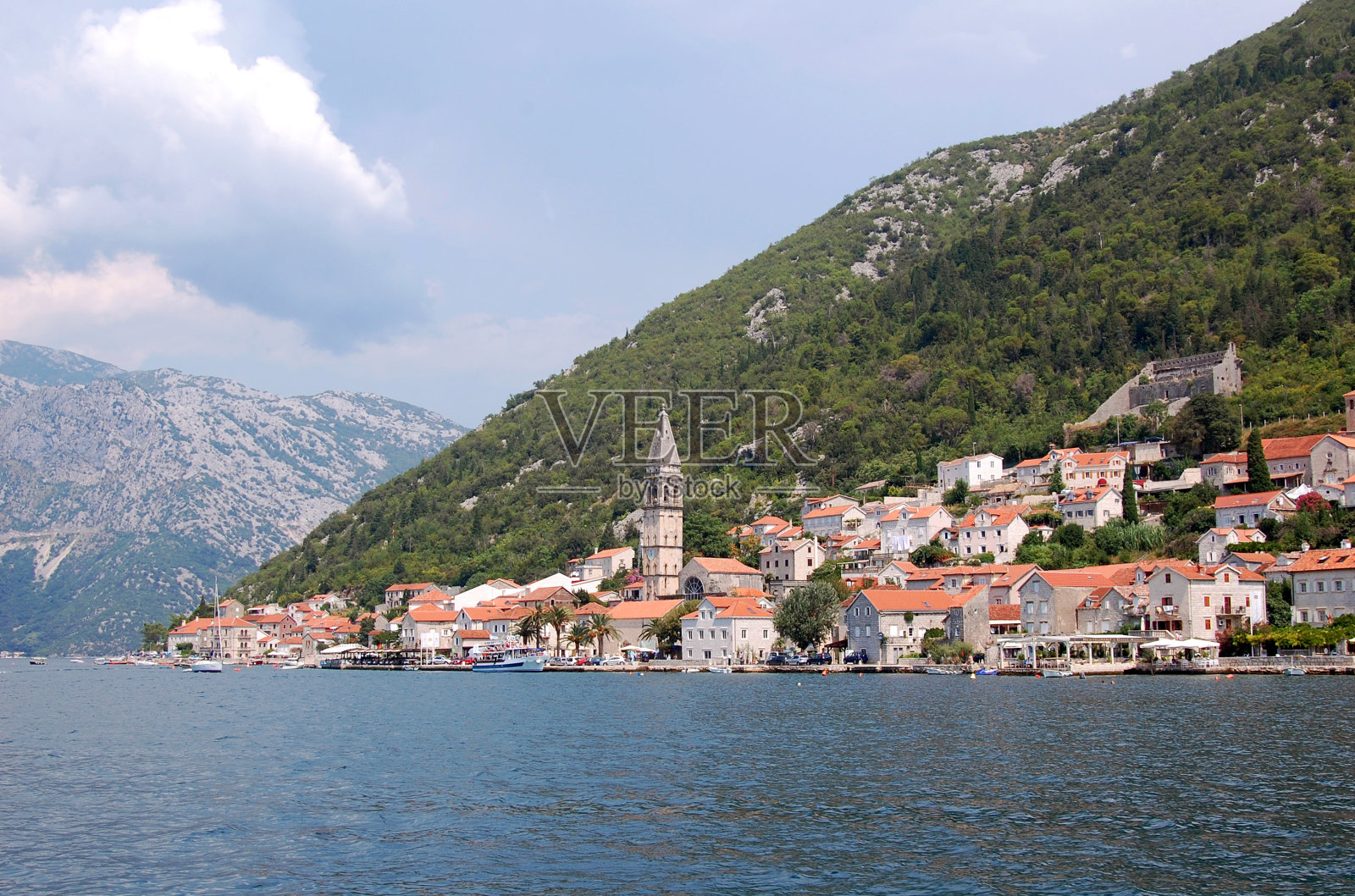 风景优美的黑山地中海全景景观。照片摄影图片