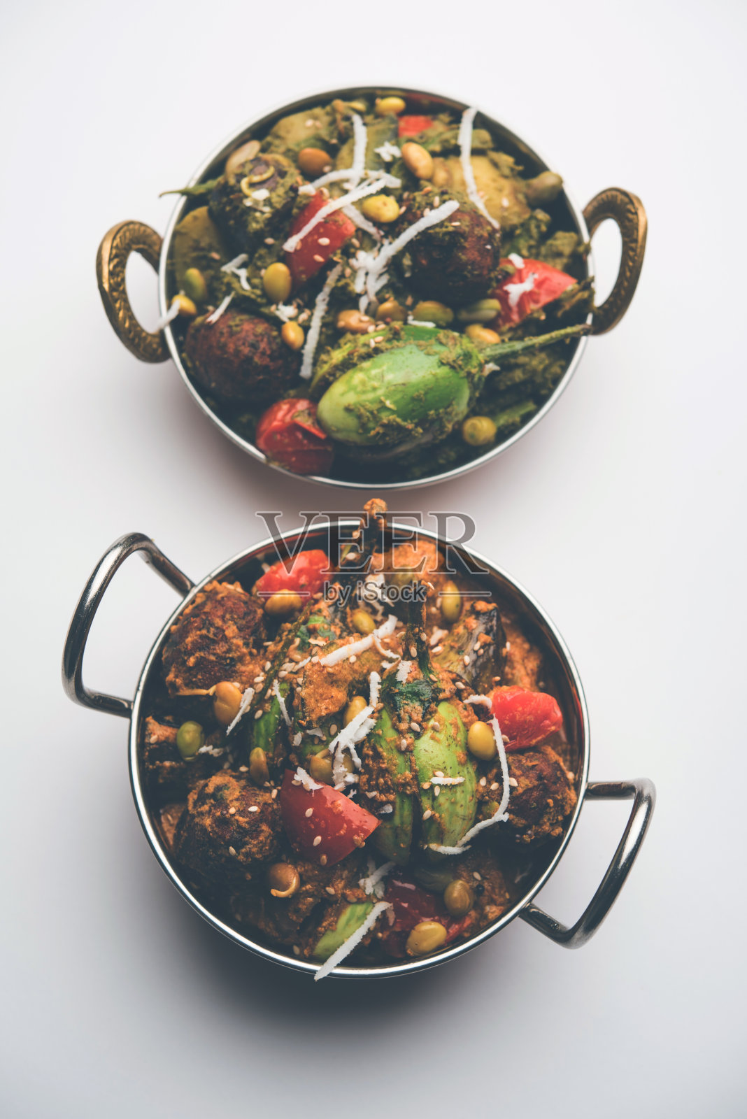 unhiyu是古吉拉特混合蔬菜菜，印度苏拉特的特色。盛在碗里，有或没有poori照片摄影图片