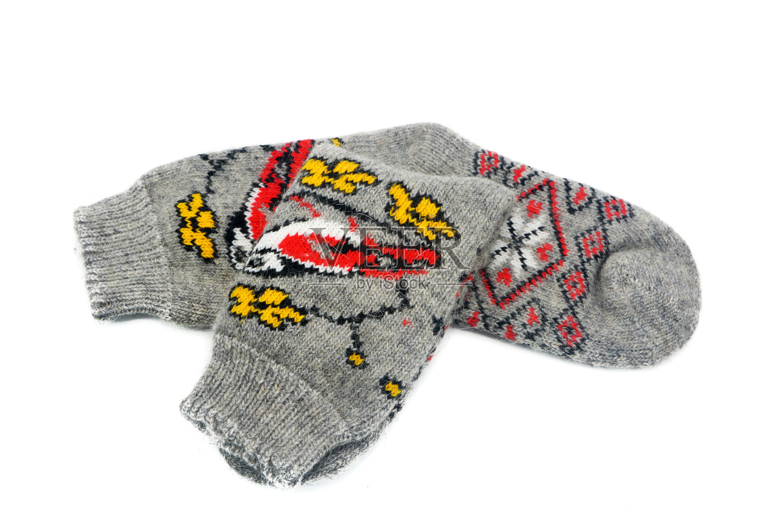 温暖的灰色袜子，由天然羊毛制成，冬季图案在一个孤立的背景照片摄影图片