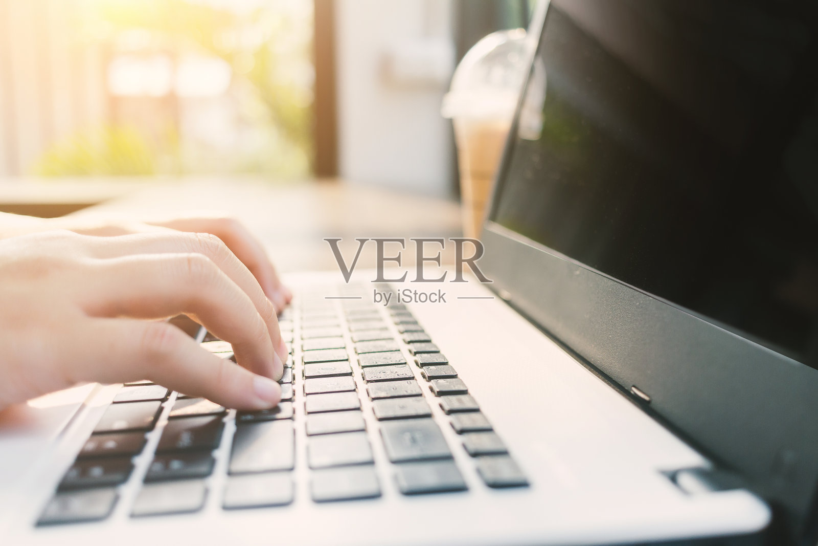 特写商业女性工作与笔记本电脑咖啡在咖啡店像背景。照片摄影图片