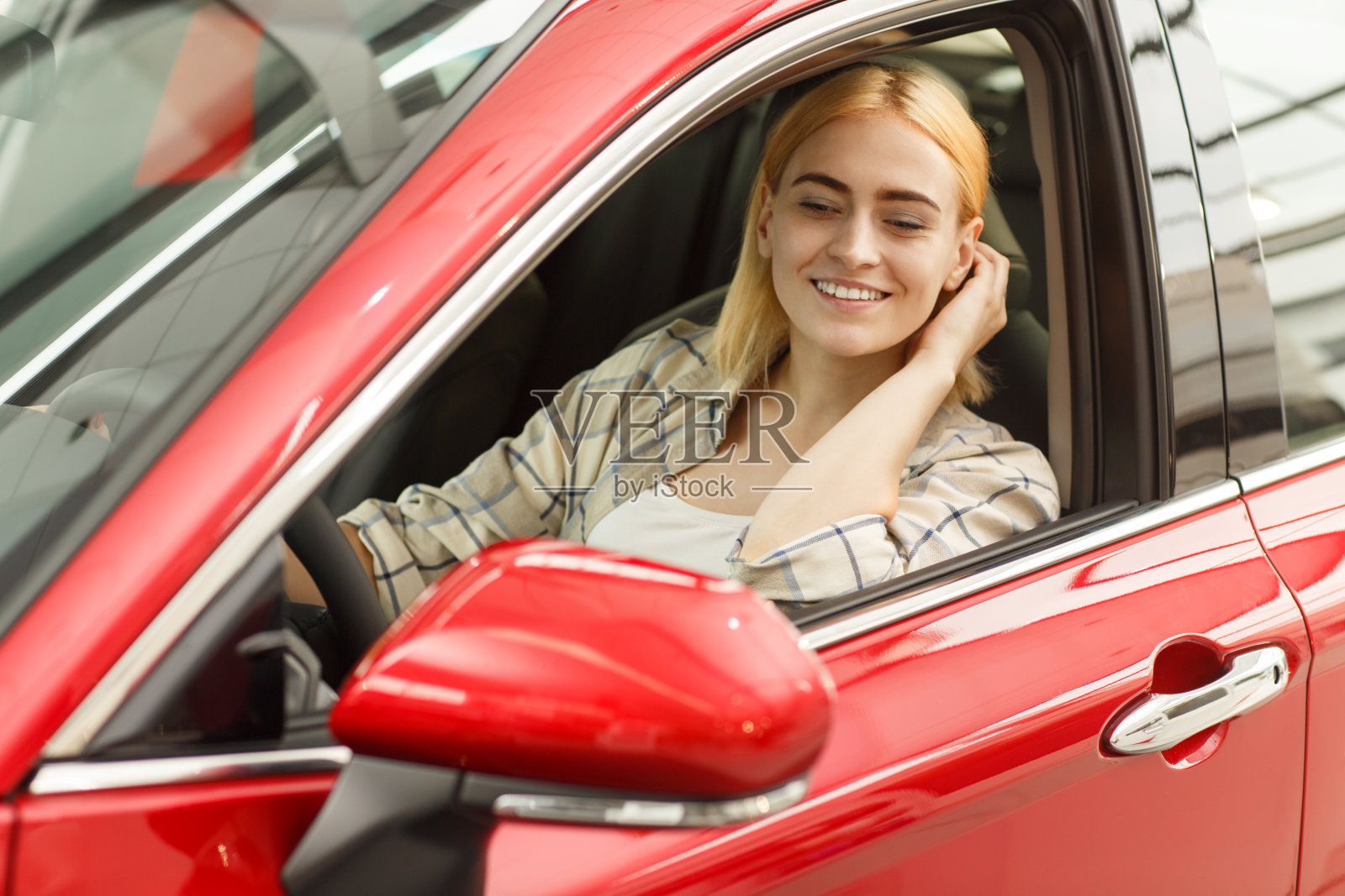 年轻女子在汽车经销商选择新车照片摄影图片