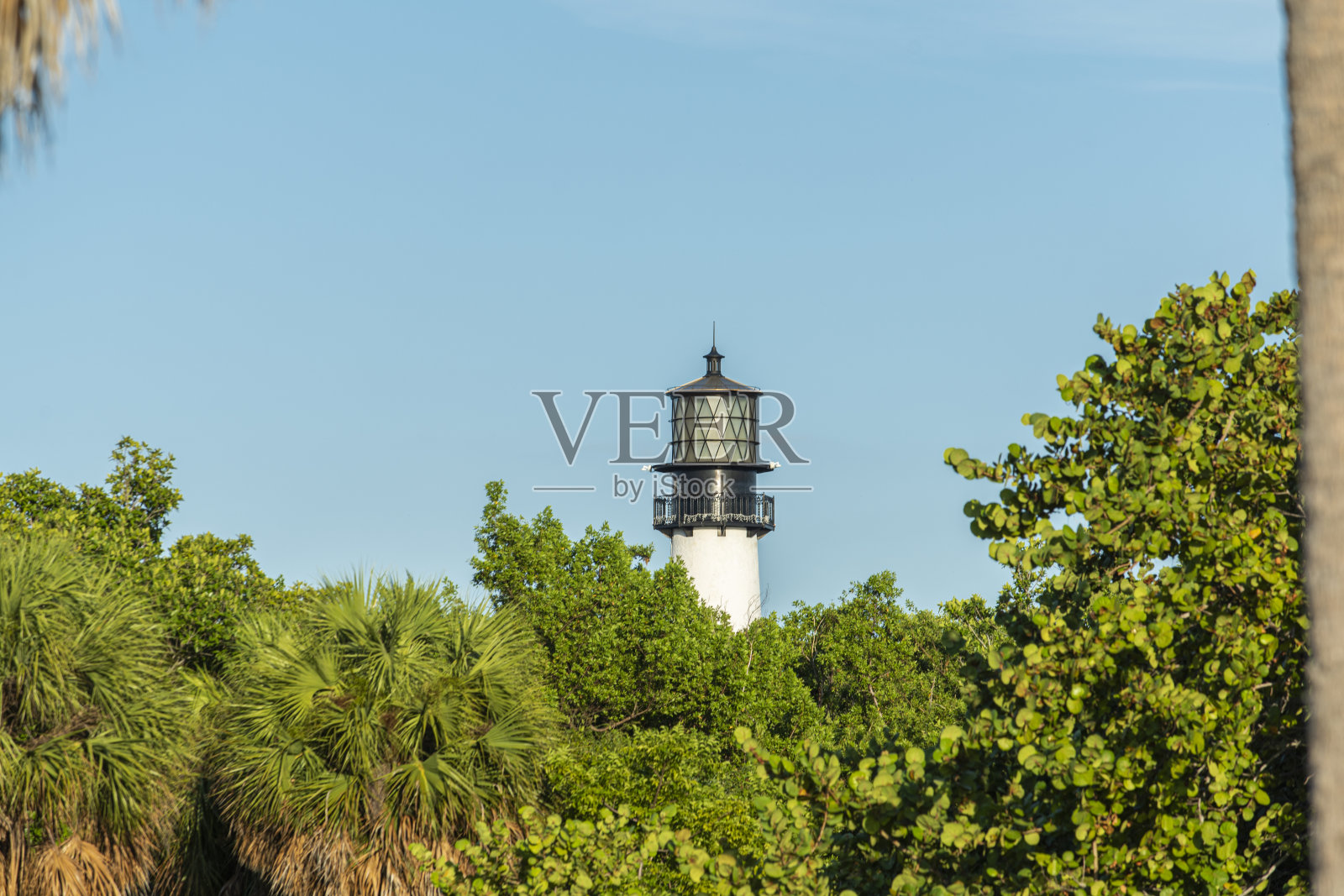 灯塔上部的部分视图名为佛州角灯塔在比斯坎湾，迈阿密，佛罗里达，美国。照片摄影图片