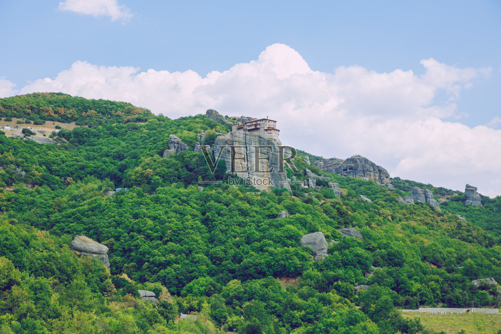 希腊共和国迈特拉市。山脉和礼拜场所，教堂和神社。12. 2019年9月。旅行的照片。照片摄影图片