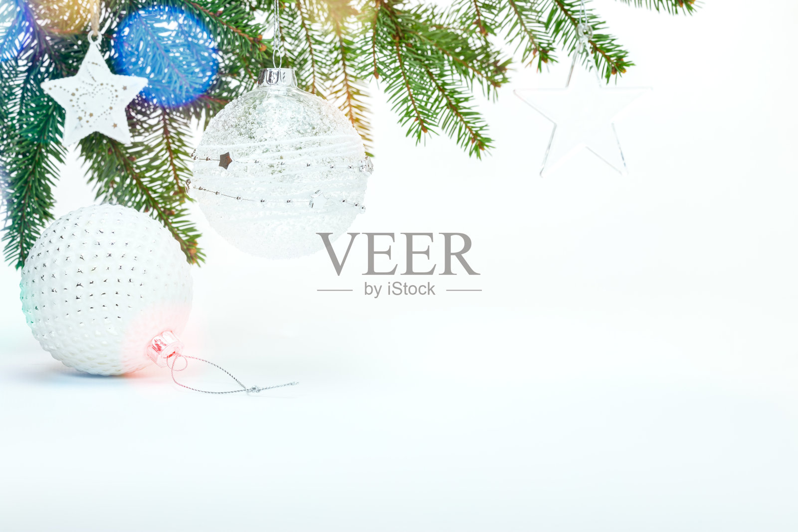 冷杉树绿色的树枝，装饰星星和玻璃圣诞球照片摄影图片