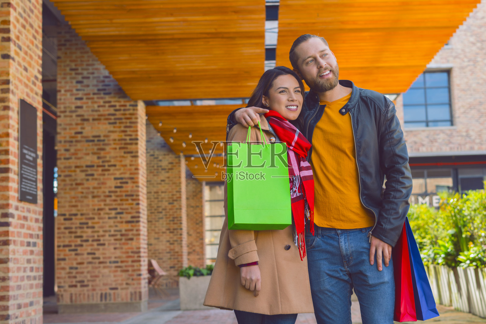 一对情侣在购物中心购物照片摄影图片