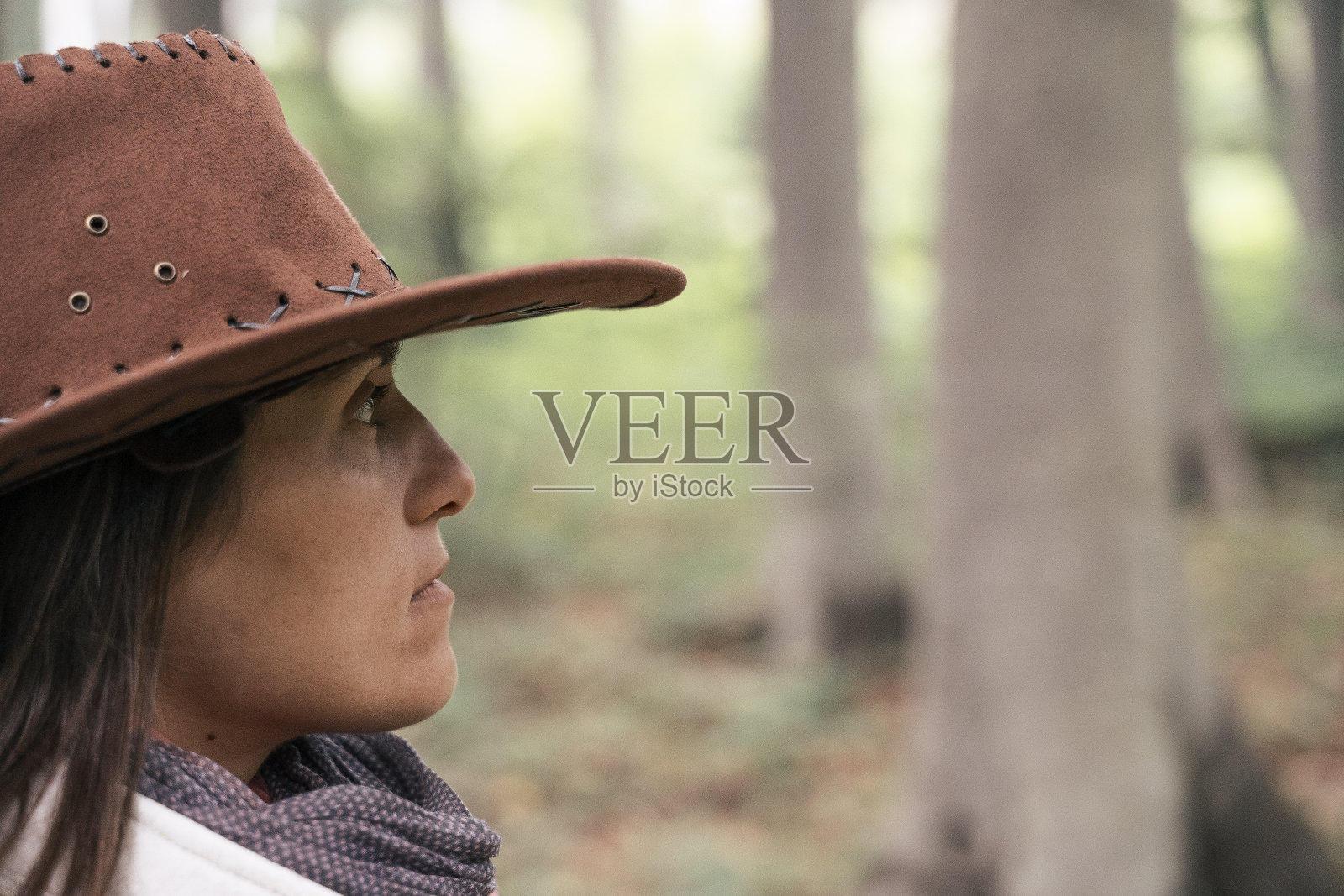 回归自然。一个人在森林里旅行。一个快乐的年轻女游客漫步在大自然中。阳光明媚的日子里在森林里的户外享受。照片摄影图片