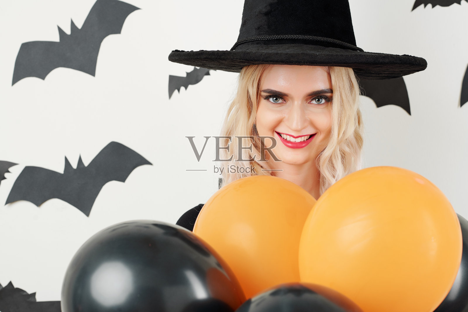 年轻女子在为万圣节做准备照片摄影图片