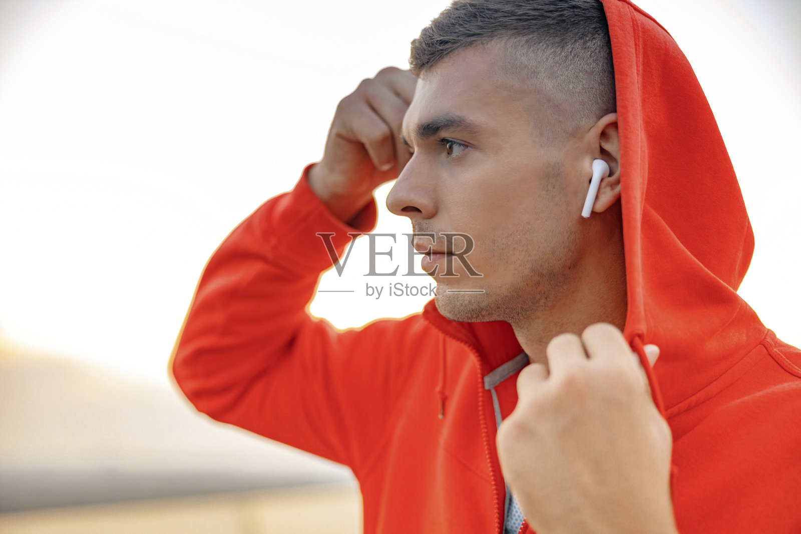 严肃的年轻运动员遥望远方照片摄影图片