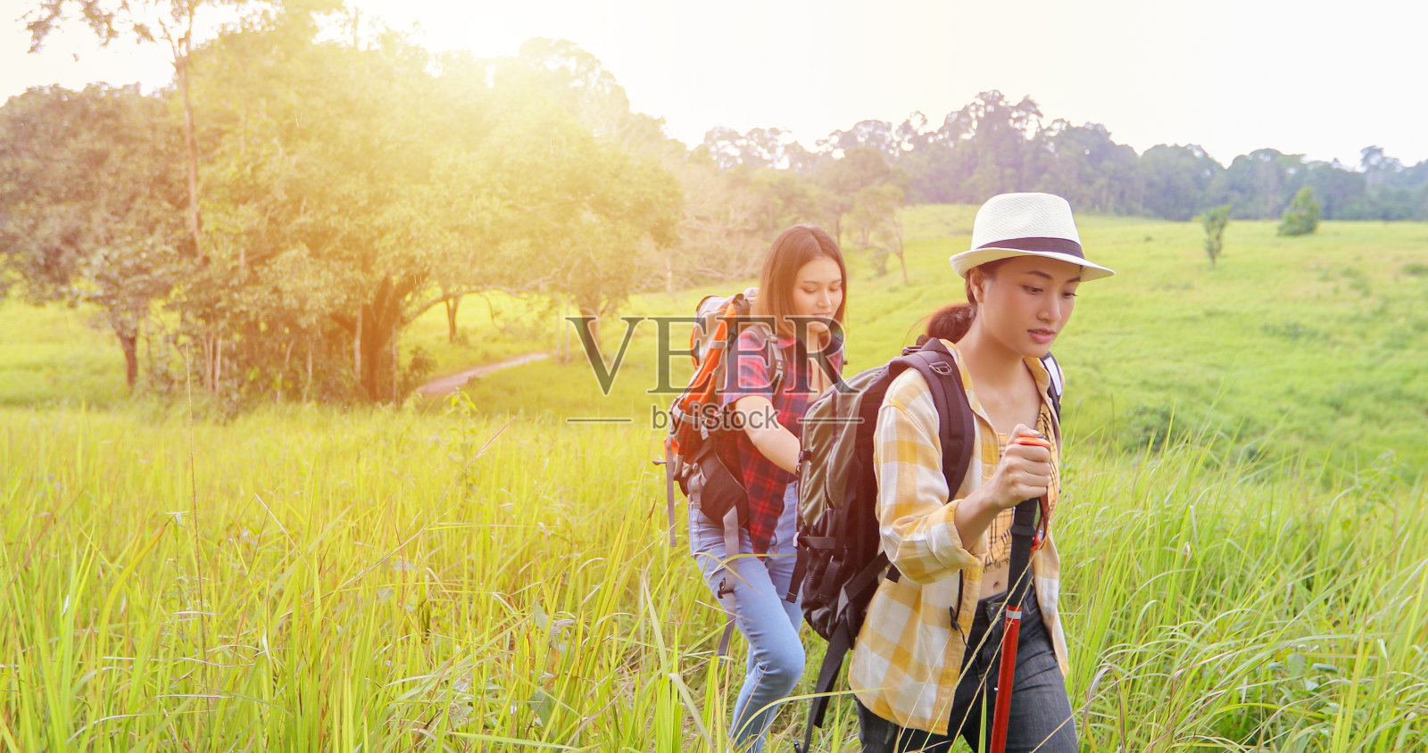 一群年轻人和朋友背包一起徒步旅行，看地图，在路边拍照，看起来很开心，假期概念旅行的放松时间照片摄影图片