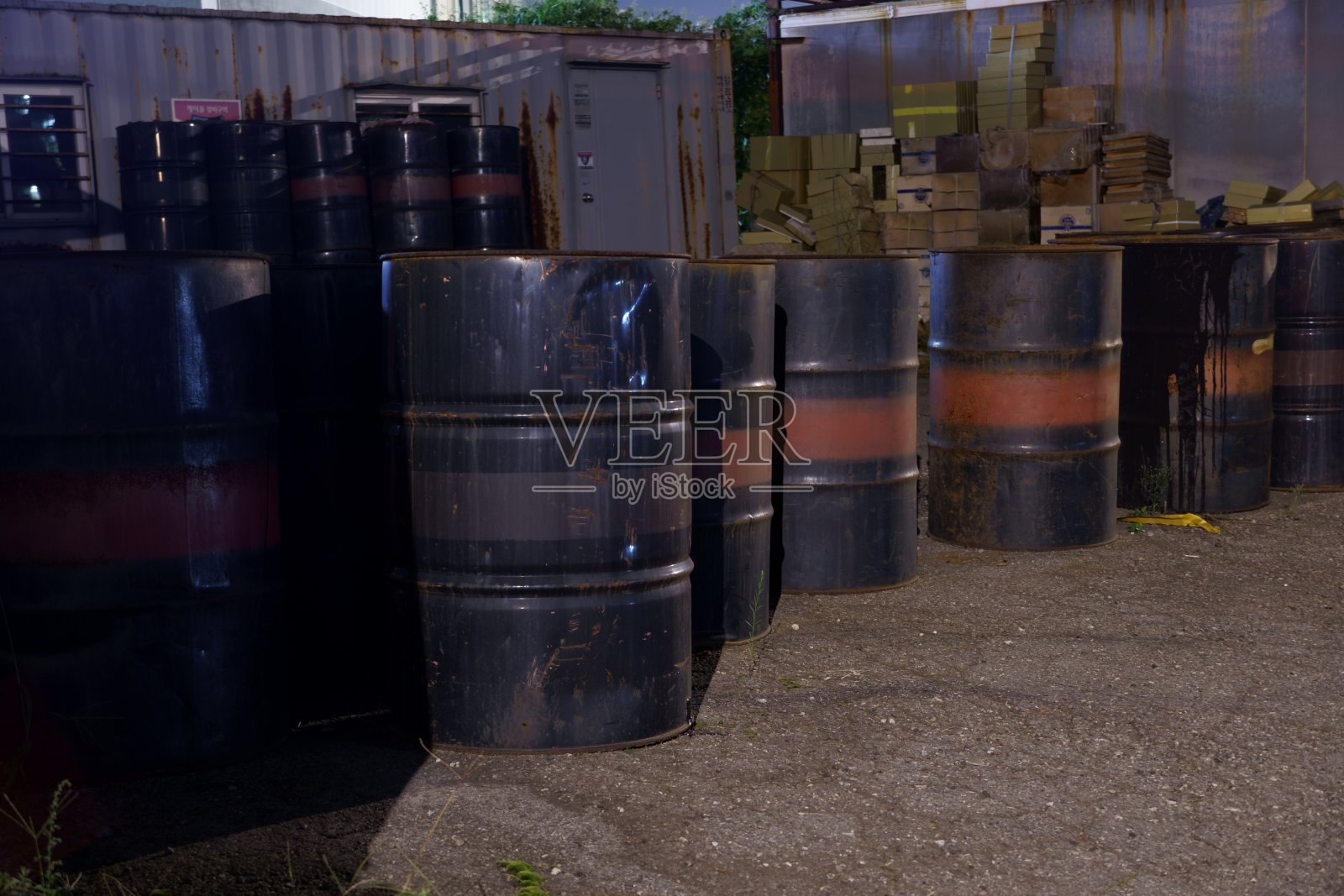 在建筑工地上堆积的桶照片摄影图片