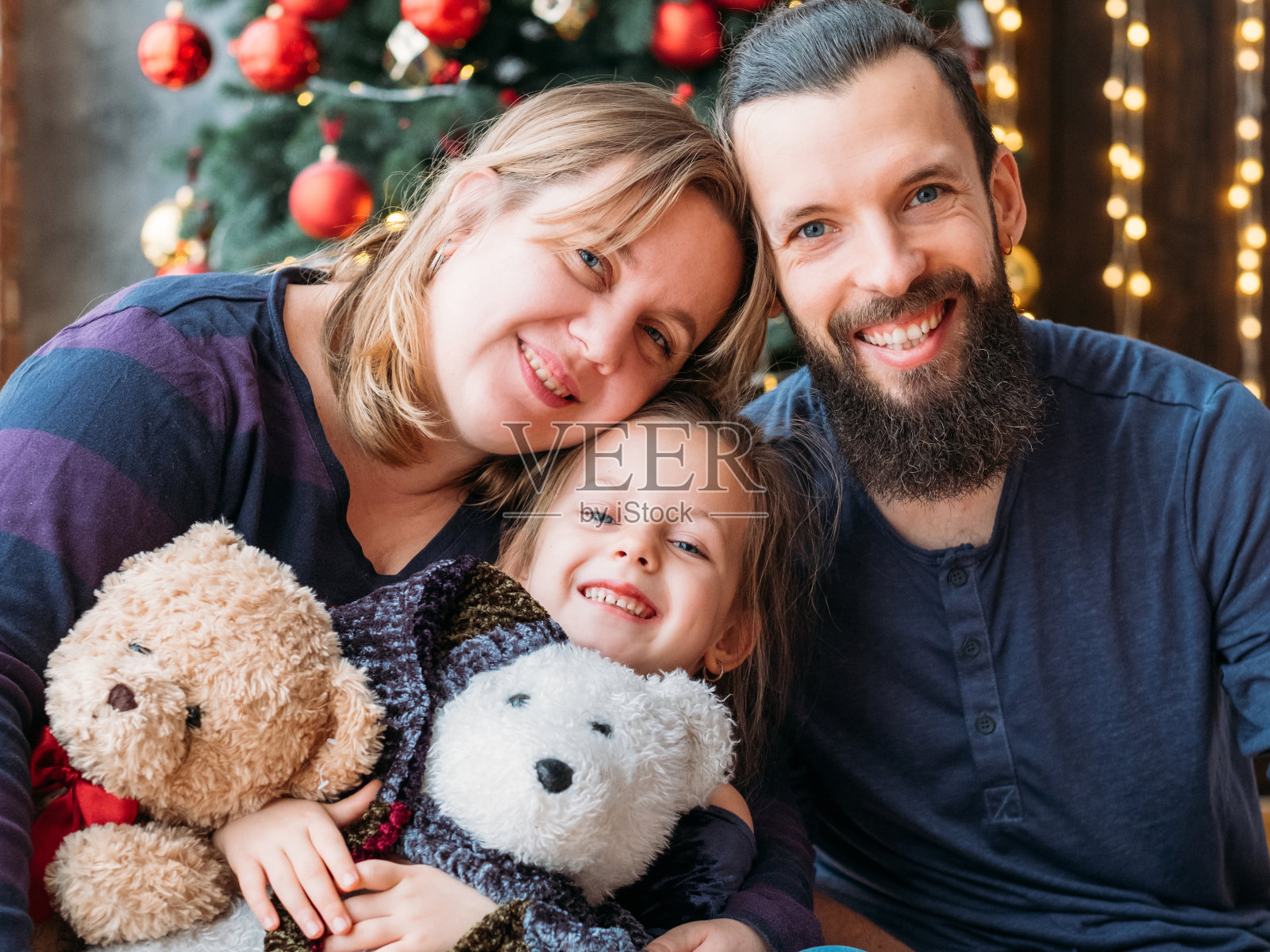 家庭节日快乐，爱父母的女儿照片摄影图片