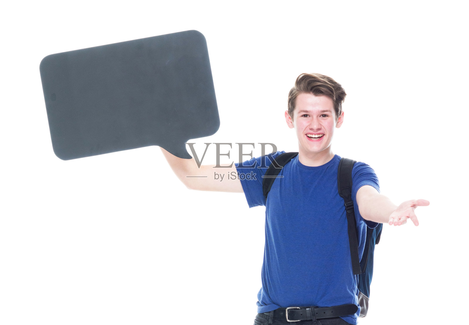 腰部以上/一人仅/一人16-17岁英俊的人白人男性/年轻男性学生/高中学生/男孩/十几岁的男孩前面的白色背景穿着t恤/衬衫/牛仔裤/背包谁是显示照片摄影图片