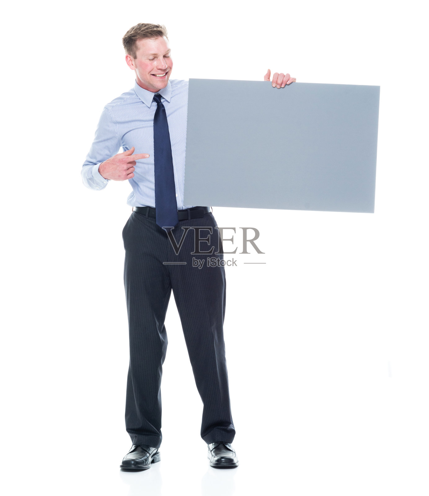 看镜头/全长/一人/正面20-29岁的成年人英俊的人白人男性/年轻人商人/商人/经理站在白人背景谁是微笑/快乐/愉快照片摄影图片