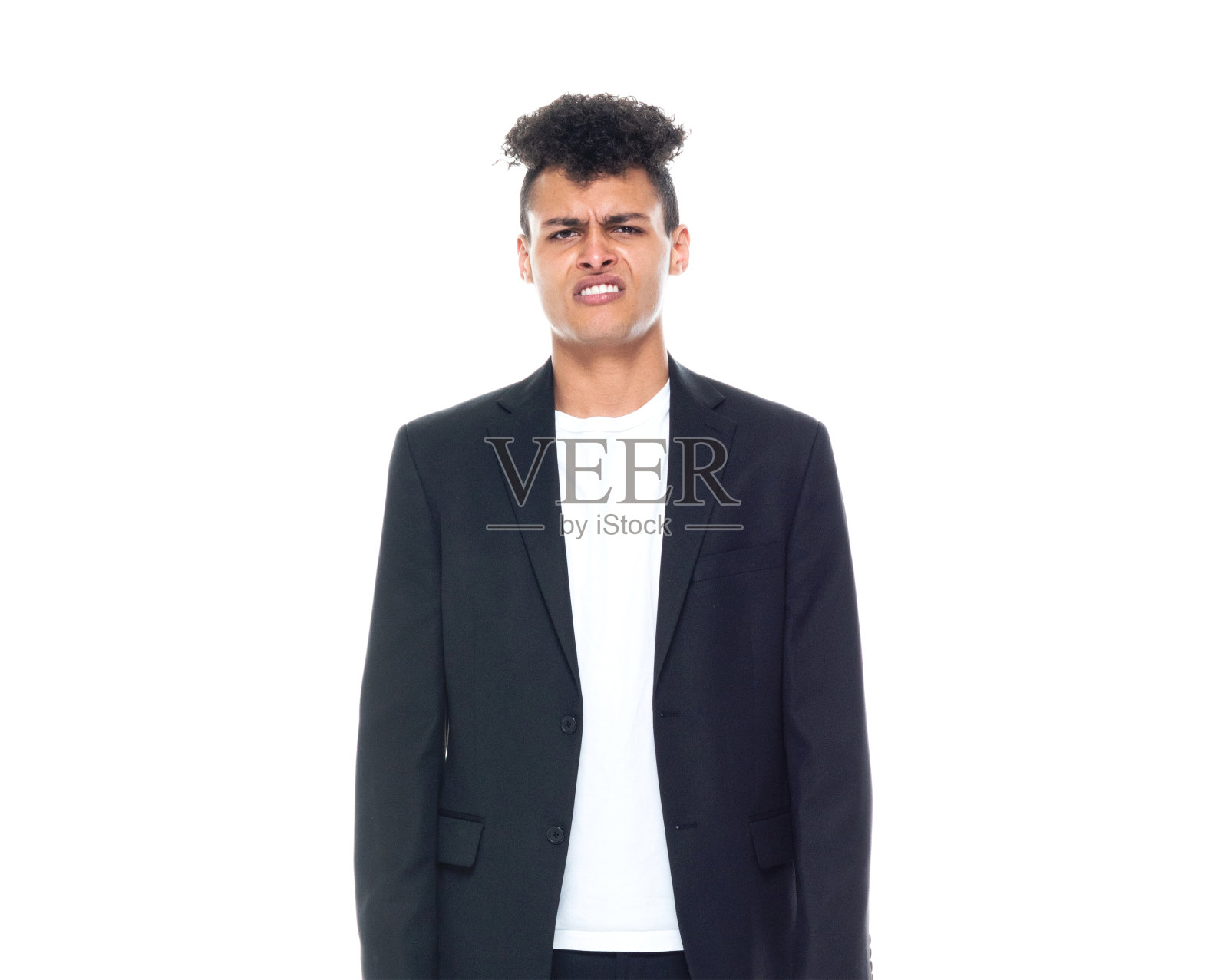 一个人/全身/正面/看相机/腰以上20-29岁的成年人英俊的人/高个子卷发非洲民族/非洲裔美国人的种族/年轻男子商人/穿西装的商人照片摄影图片