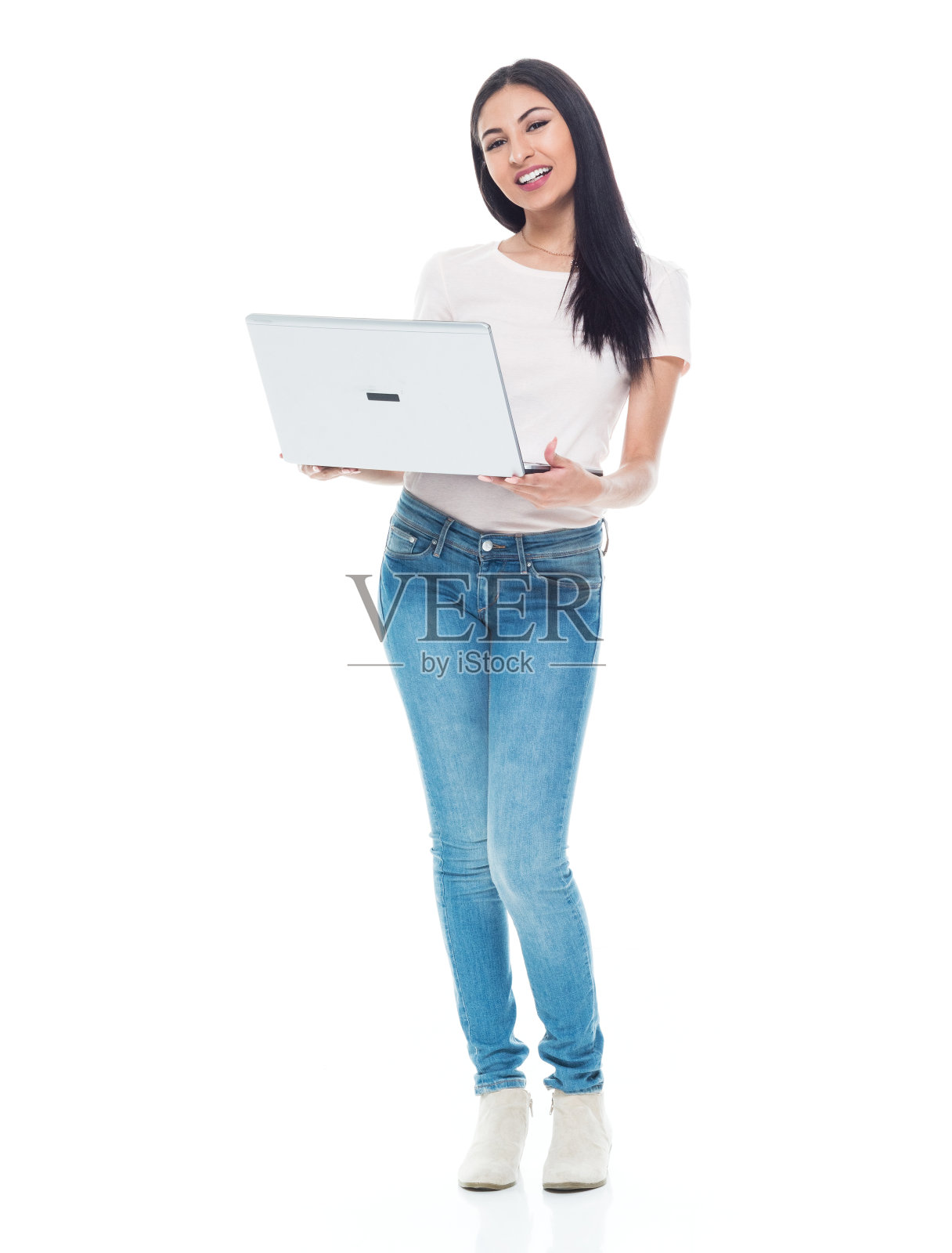 看镜头/全长/一个人/正面视图20-29岁的成年人美丽/长发拉丁美洲和西班牙裔种族的女性/年轻女性站在白色背景穿t恤/衬衫/牛仔裤/酷的态度照片摄影图片