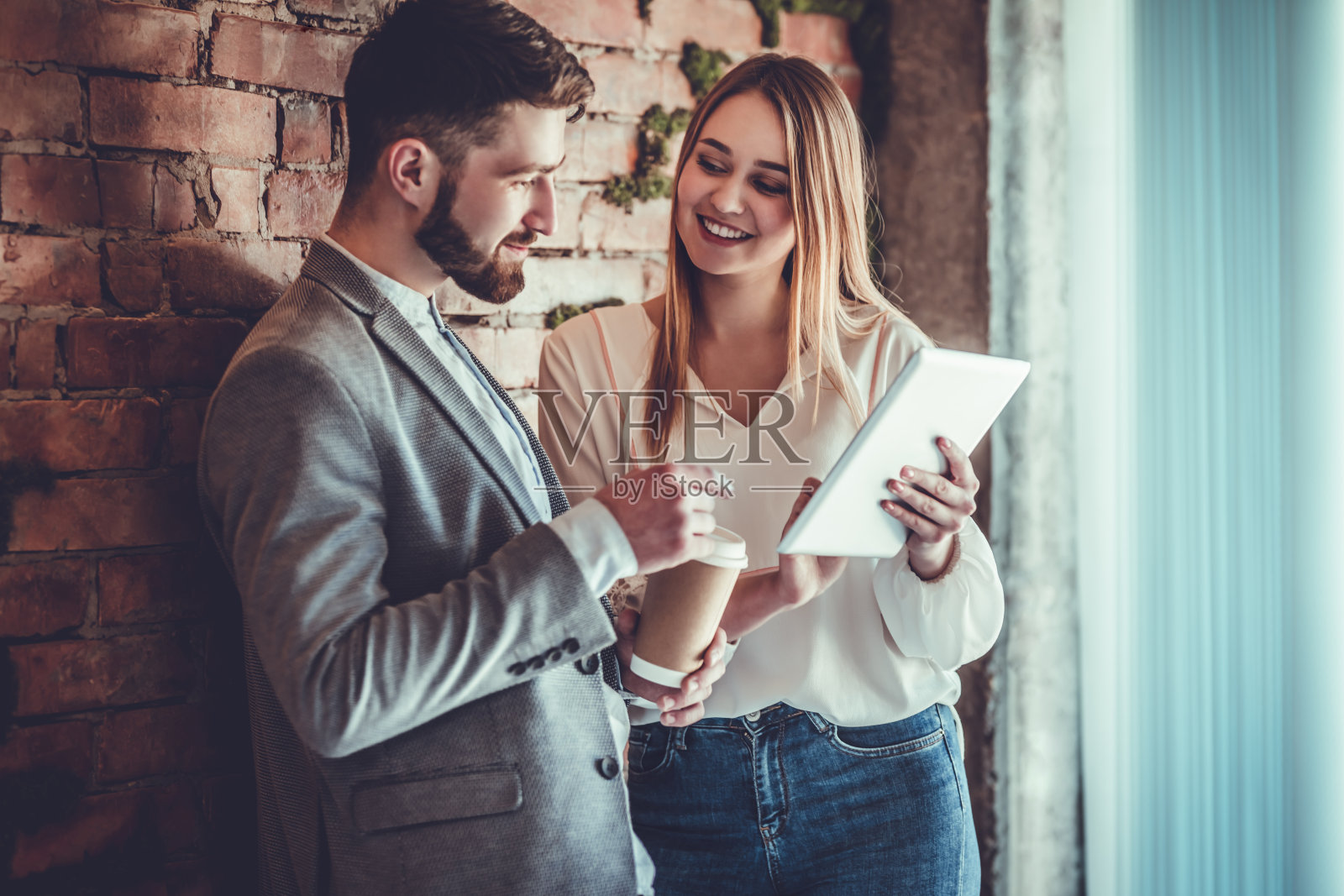 年轻的成功人士在办公室使用平板电脑照片摄影图片