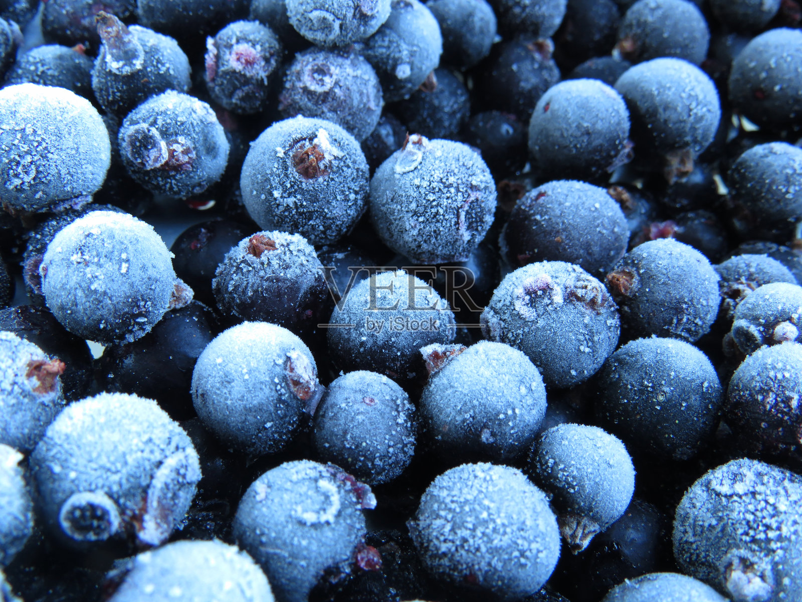 覆盖着白霜的黑醋栗。冷冻浆果。美味健康的食物。特写镜头。照片摄影图片