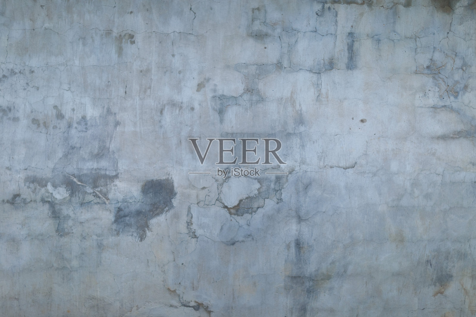 一片灰泥墙的碎片，摄于阴天的秋日照片摄影图片