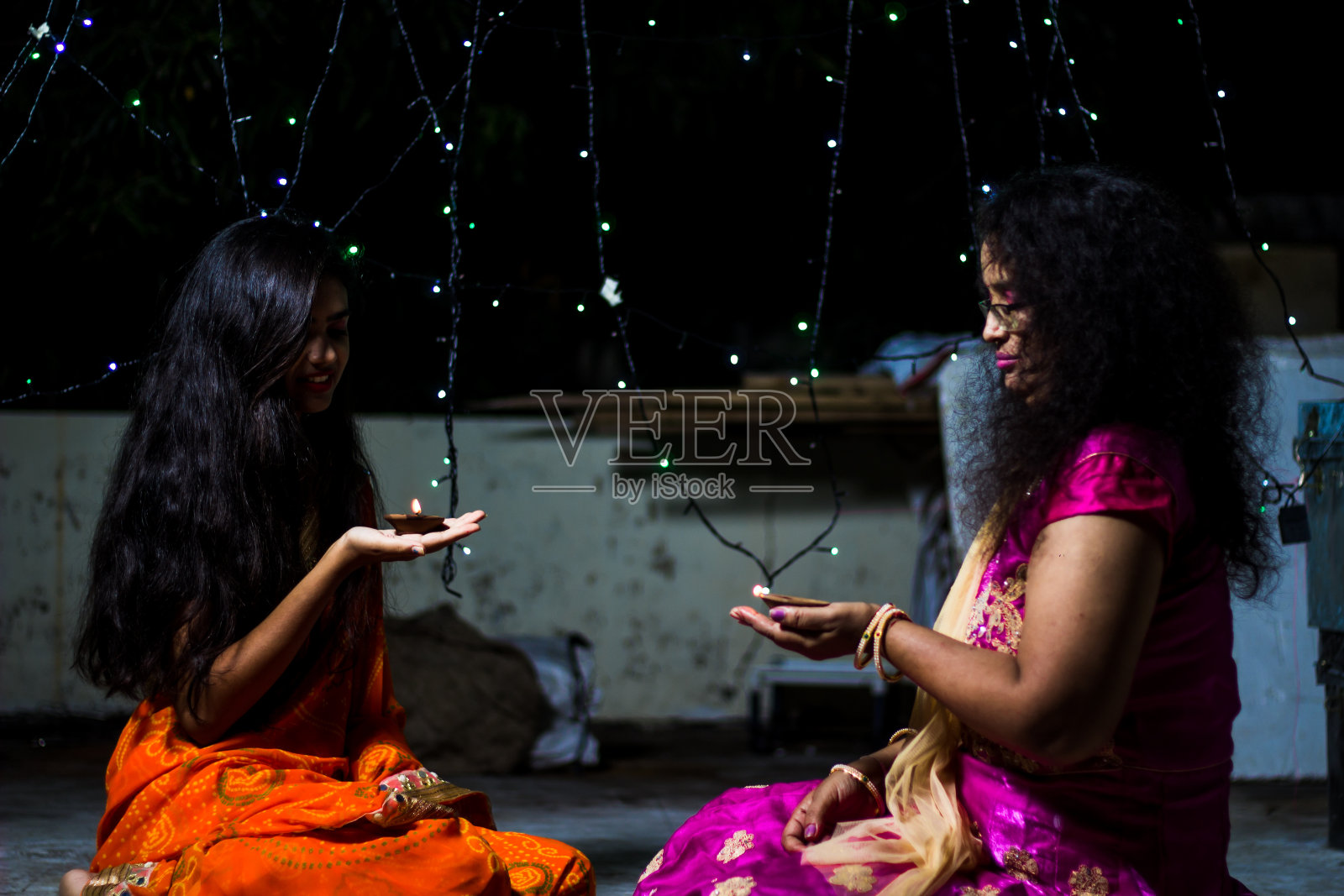 妇女和少女庆祝排灯节照片摄影图片