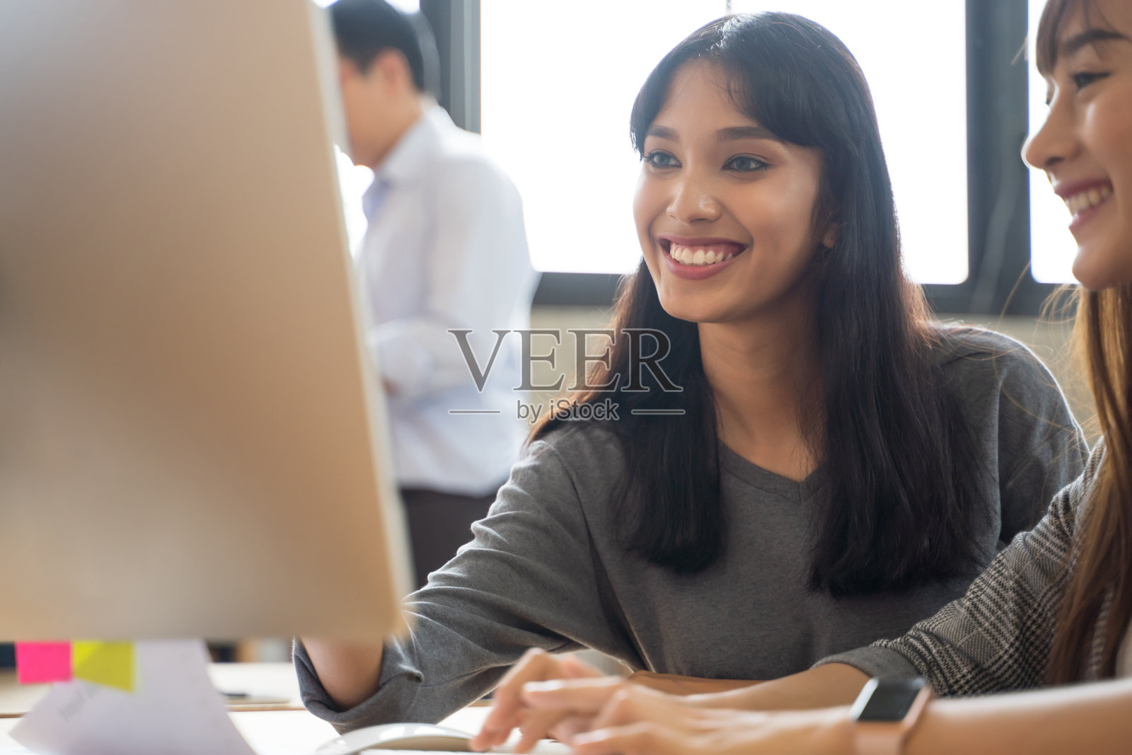 商务人员在办公室用笔记本电脑工作。业务团队合作并与合作伙伴分享项目想法照片摄影图片