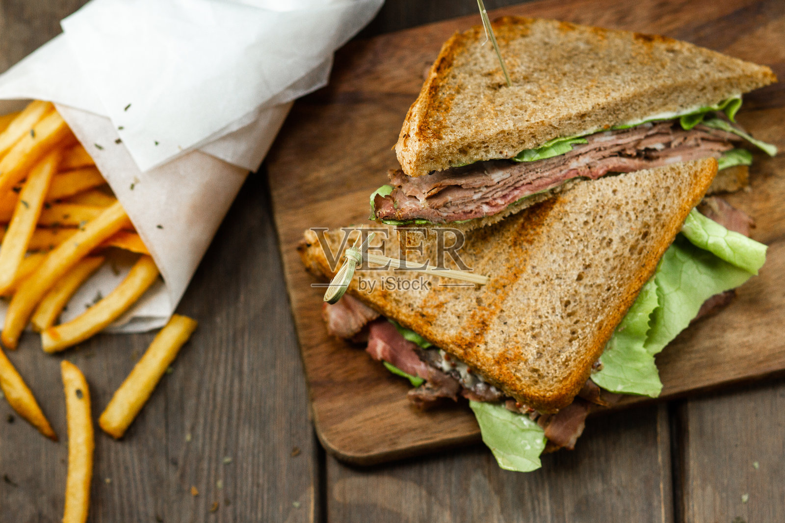 三明治和炸薯条照片摄影图片