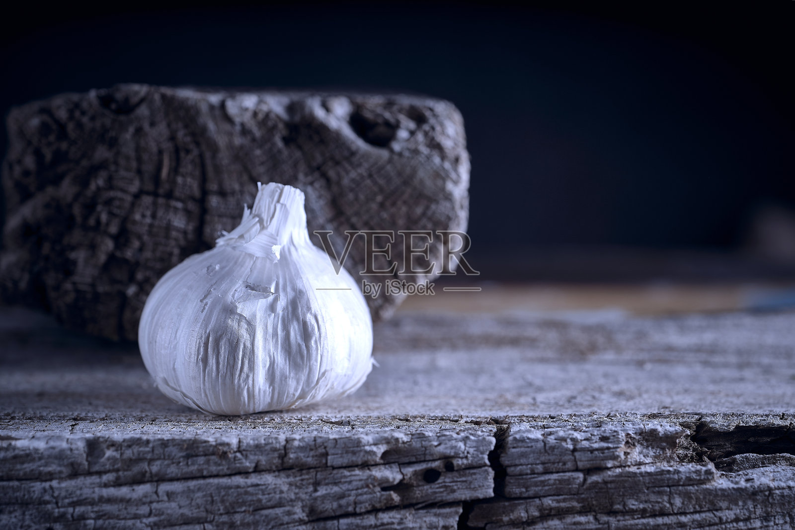 西班牙大蒜在质朴的木桌上。大蒜对血液循环很有好处照片摄影图片