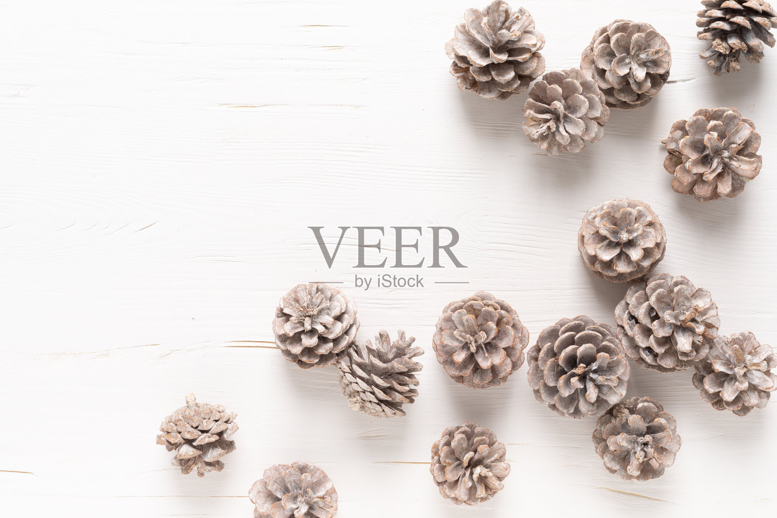 圣诞节，新年或诺埃尔节日喜庆的冬季贺卡与松果在白色的木制背景，圣诞平铺构图，俯视图，文字空间照片摄影图片